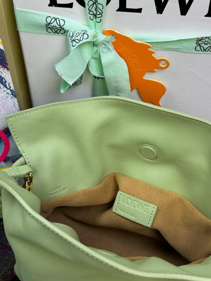 全新升级—迷你𝙁𝙡𝙖𝙢𝙚𝙣𝙘𝙤出货啦✅ ❤️升级版福袋正面新增品牌烫金𝙇𝙤𝙜𝙤代替压印𝙇𝙤𝙜𝙤，肩带加宽同时增加两侧狗扣五金代替原本皮穿扣肩带，精致又便捷🥰 ❤️独家定制皮料五金，小牛皮皮质手感十分柔软且耐用，肩带🉑拆卸🉑调节，多种背法任你选择，容量超大，日常出行必备😍 ❤️独家品控，完全对版细节，全套礼盒🎁包装给你满满的仪式感🥰 迷你尺寸：𝟐𝟑 𝟗-𝟏𝟖-𝟗𝐜𝐦 款号：052030浅梨色