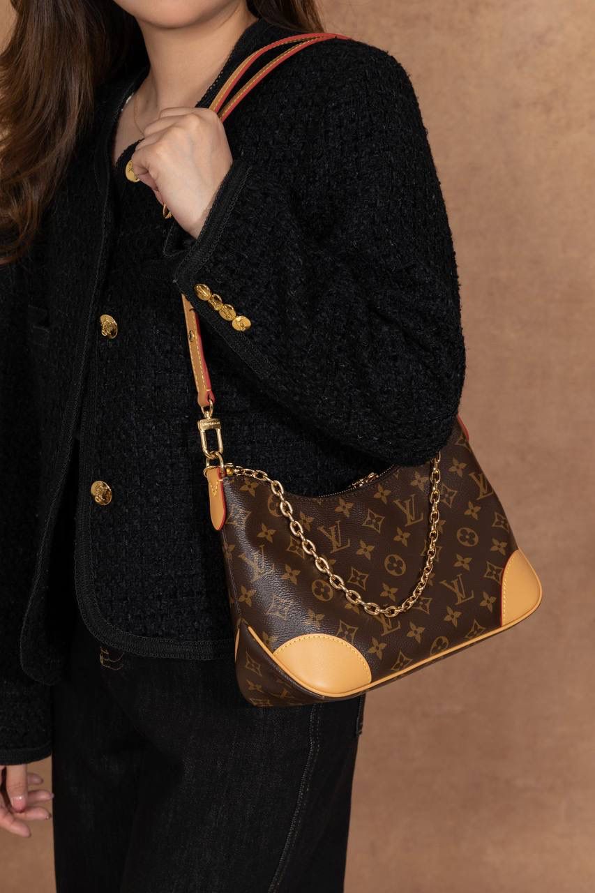 LV黄牛角😍 这款真的很火，一出就知道是爆款🔥 牛角包造型，小巧又可爱，但真的很能装，日常出门完全够用。 复古老花＋时髦设计，颜值超高，随便背都好看‼️ Size：29 × 16 × 9.5 cm 好看＋实用兼顾，真的属于那种买了不后悔的款💖