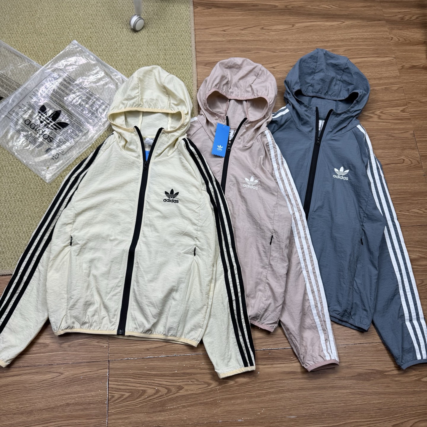 $188件。Adidas 三葉草 三色連帽防曬外套（韓系套裝感）