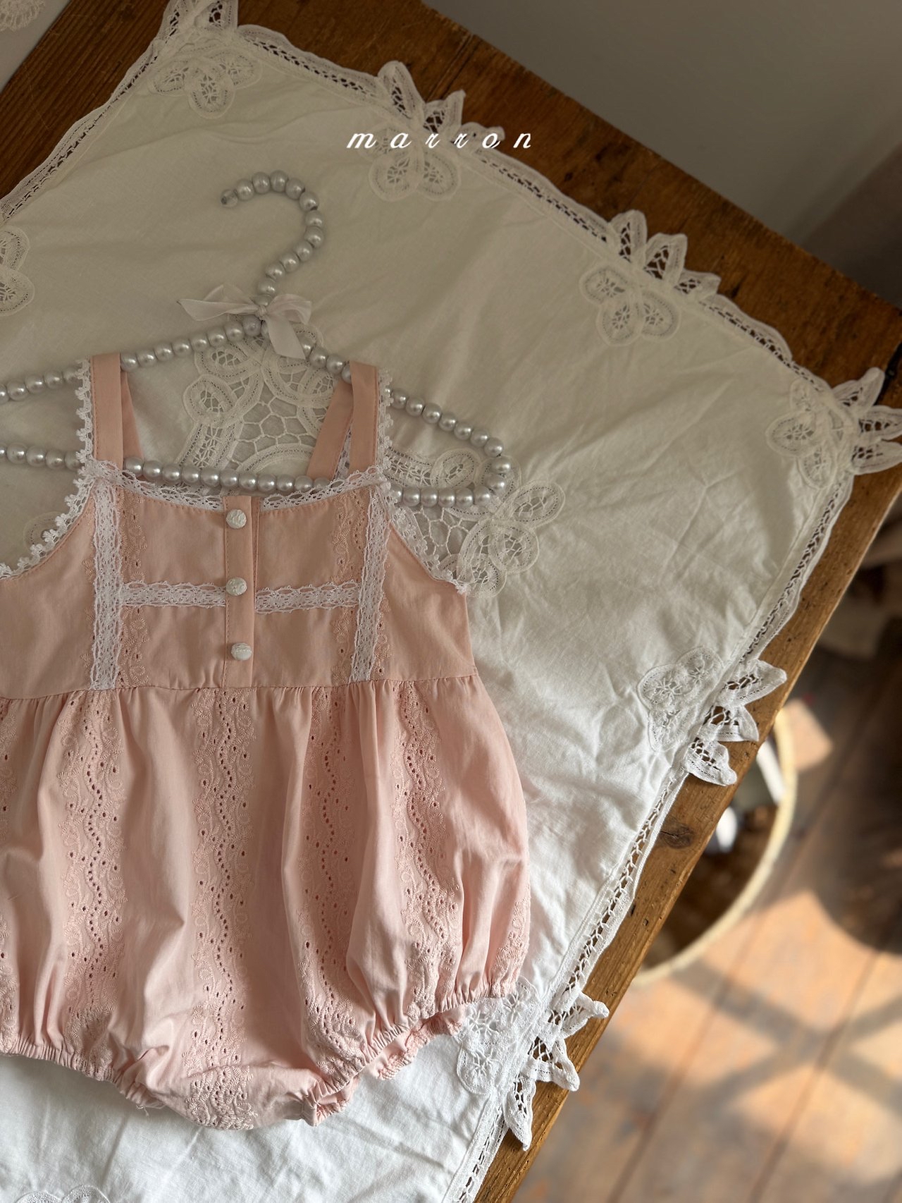 ☀️預訂 韓國直送☀️🇰🇷Marron兩色蕾絲提花花邊吊帶包屁衣