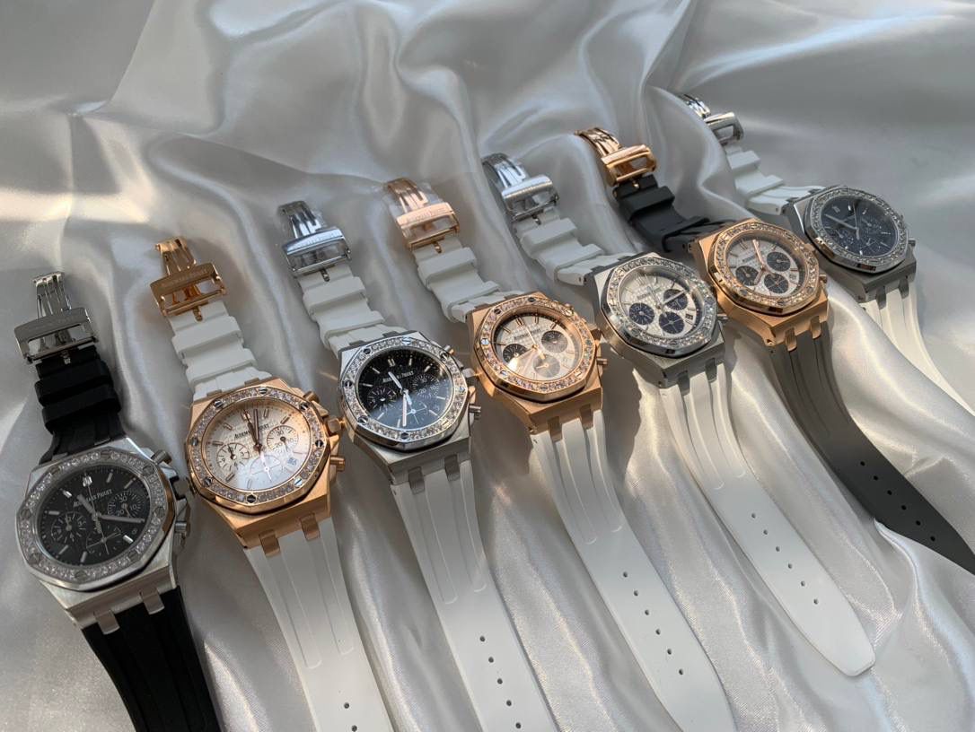 爱彼女款、小红书爆款，喜欢大表盘的女生、必备款，表盘37MM、蓝宝石防刮花玻璃，316精钢表壳、纯手工镶嵌32颗莫桑钻、搭配瑞士多功能石英机芯精准走时，表带采用进口橡胶工艺，佩戴舒适不过敏、折叠扣设计，佩戴便捷，数量有限，先到先得，多种色系，穿搭任选！