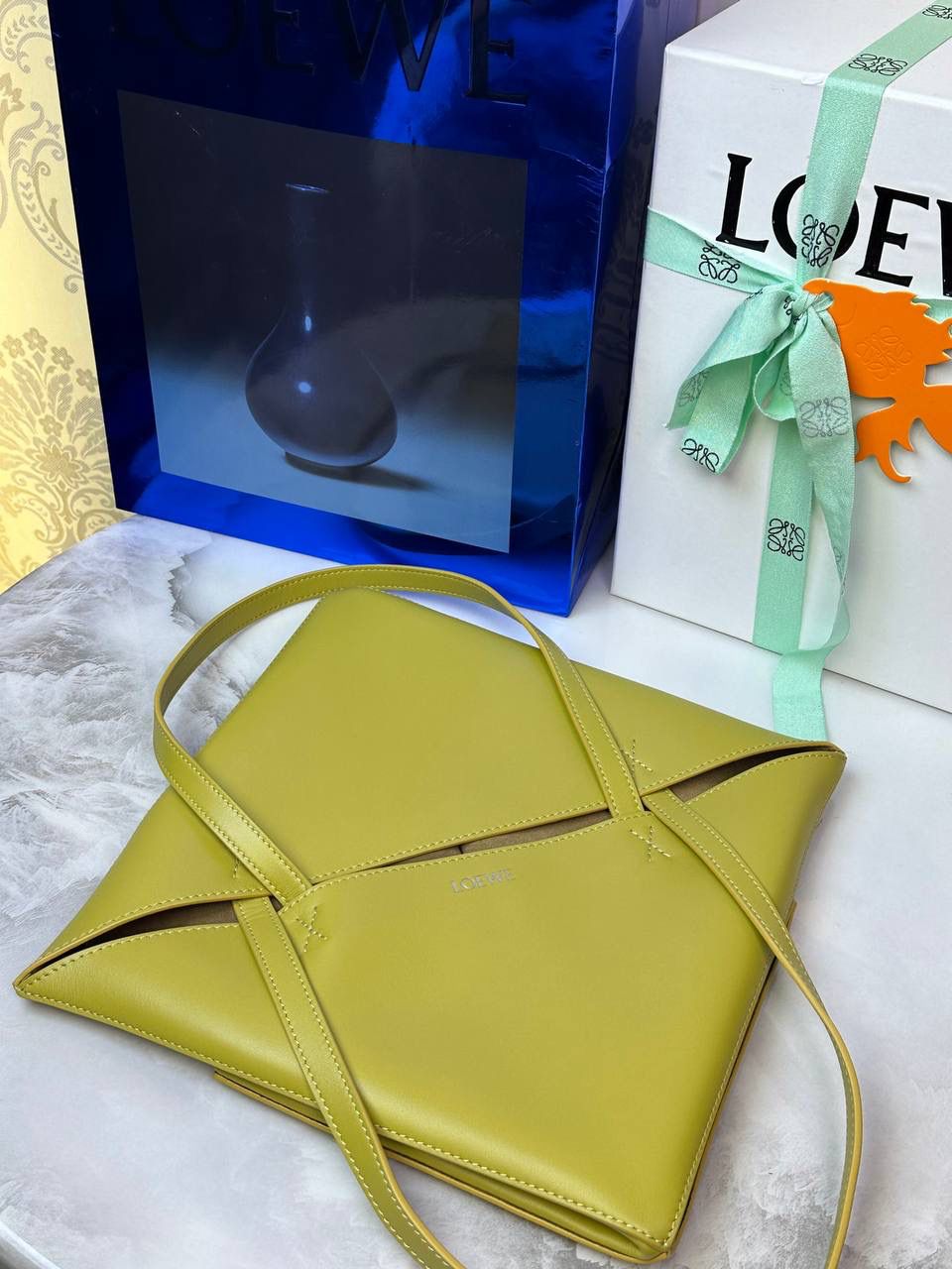 *𝐏𝐮𝐳𝐳𝐥𝐞 𝐅𝐨𝐥𝐝折叠手袋👜*（黄色） ——全新【𝗡𝗘𝗪】升级‼️ 延续经典𝙋𝙪𝙯𝙯𝙡𝙚的标志性几何裁剪设计，新晋顶流🅰️𝙋𝙪𝙯𝙯𝙡𝙚 𝙁𝙤𝙡𝙚 𝙏𝙤𝙩𝙚以折纸包为灵感，升级成🉑完全折叠‼️的结构，立体与平面任意切换，出差旅行🧳必备单品。小牛皮材质轻且柔软，𝐌𝐢𝐧𝐢尺寸搭配一条可拆卸式肩带，手提，肩背，斜挎多样化背法✨ 尺寸：𝟐𝟓.𝟓-𝟏𝟒.𝟓-𝟑𝟏.𝟓cm 款号：052316