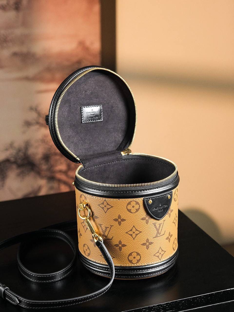 LV Vanity 手袋 👜✨ 📏 小号尺寸：15 × 17 × 15 cm 这款灵感来自经典 LV Cannes 化妆箱～ 半硬质包型，复古又高级 ✨ Monogram + Monogram Reverse 帆布拼接，很有 LV 味道 💕 设计优雅耐看，经典不过时～ 配有顶部手柄和可拆皮革肩带， 可以手提、肩背或斜挎，多种背法很方便 🥰