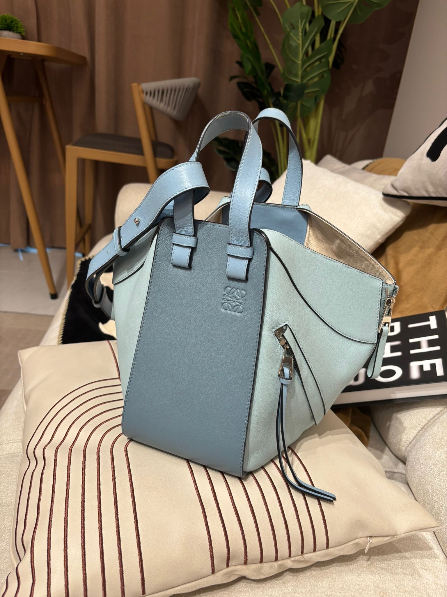 Loewe hammock medium 100%Authentic ,98%new✅dust bag 