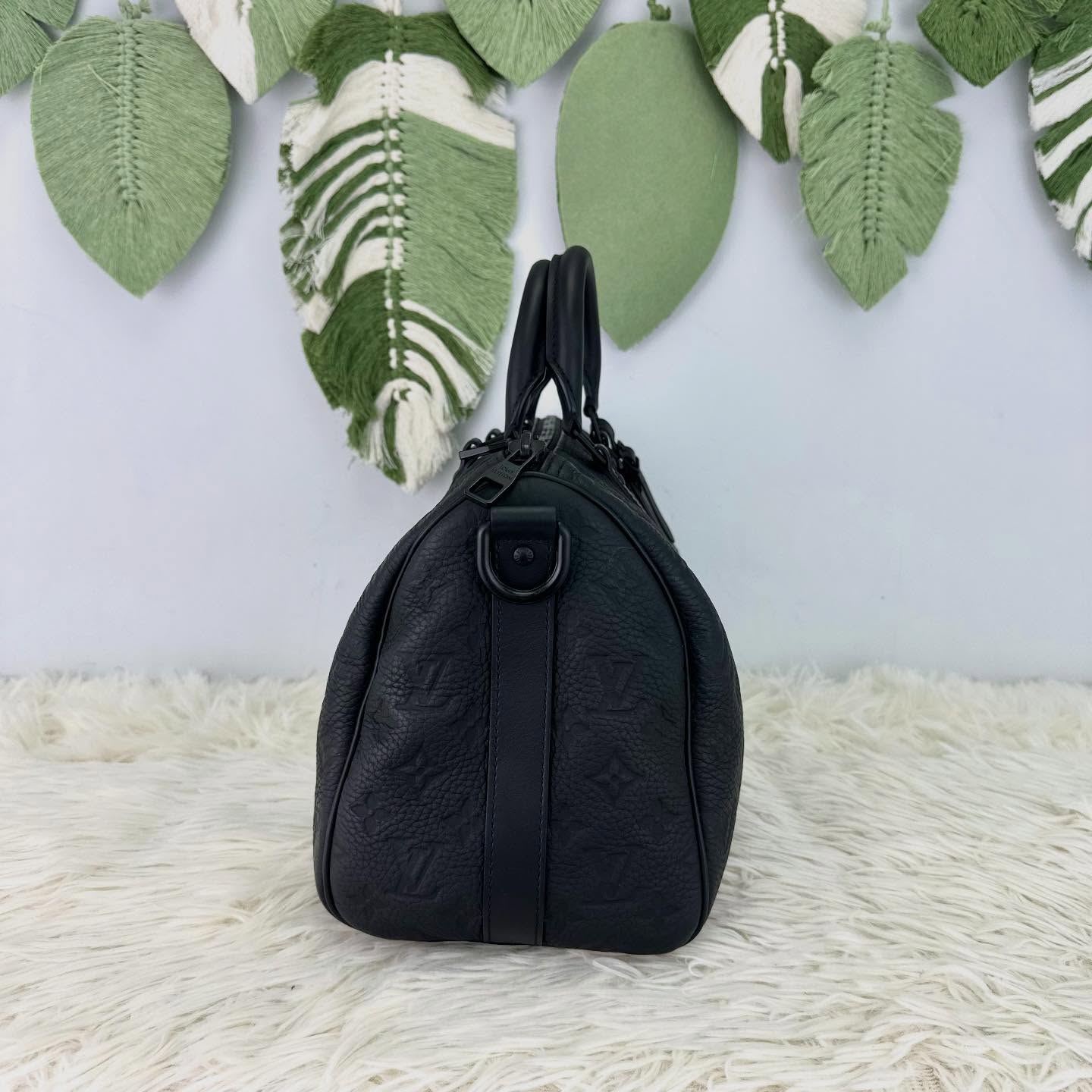 LV 🤍PRE OWNED Keepall Bandoulière 35 真皮壓紋 晶片款 2025年全套有單🖤