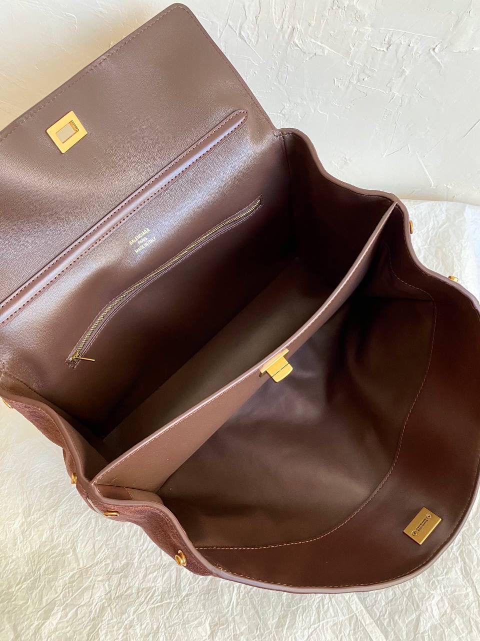 爆款🔥 ba1enciaga rodeo麂皮棕 中号🕰️ 闻着秋冬的味道，麂皮是时候登场了🍂 今年的最火元素一定是麂皮 而且是要棕色系 各种深棕浅棕，救命，都想拥有！ 感觉换上麂皮后整个包更加慵懒了有没有 非常有冬日氛围感，反正我先爱了☺️ 还是那句话，我们家的麂皮 你们就放一百个心好了 柔韧的手感➕反绒双色效果 质感不好你来找我！ 说实话，这个包真不好做 为了这个版型我们特地去找了我们合作手工最好的师傅来做这只包，手工费也是真的贵... 得版型则得天下 和市场普通的仿货绝对不一样 你们到时对比就知道 爆款不用快，精雕细琢，买到对的更重要🔥‼️ 小号：28.9×20×9.9cm789779m 中号：35×23.3×10.9cm789772m