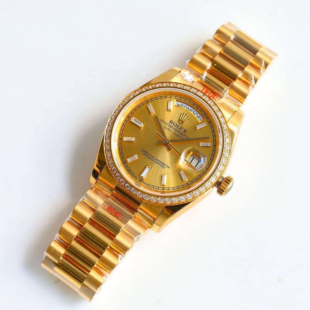 新款震撼发布 ROLEX 劳力士 🎮EA1 日志 36mm宝石盘系列腕表， 完美复刻另一个新高度，让你过目不忘！ 腕表尺寸36mmX11.5 新增了最让人着迷的宝石盘面和渐变面。 1.劳力士渐变绿面星期日历，最美36mm的超薄烟熏绿面，烟熏红面，烟熏兰面，让你一潮到底。 2.劳力士星期日历，最美36mm的超薄款，让土豪们最中意的黑冰糖面，金冰糖面。让你一豪到底。🎮 3.让大众劳力士玩家一直心念念的宝石面无字天书款终于面世了，一共有三款，排第一名的当然是黑暗深髄的黑玛瑙石面，第二的是高档金配绿的孔雀石面，和富豪们中意的虎眼石面。 最新推出让表迷们不用花大价格去改装了！