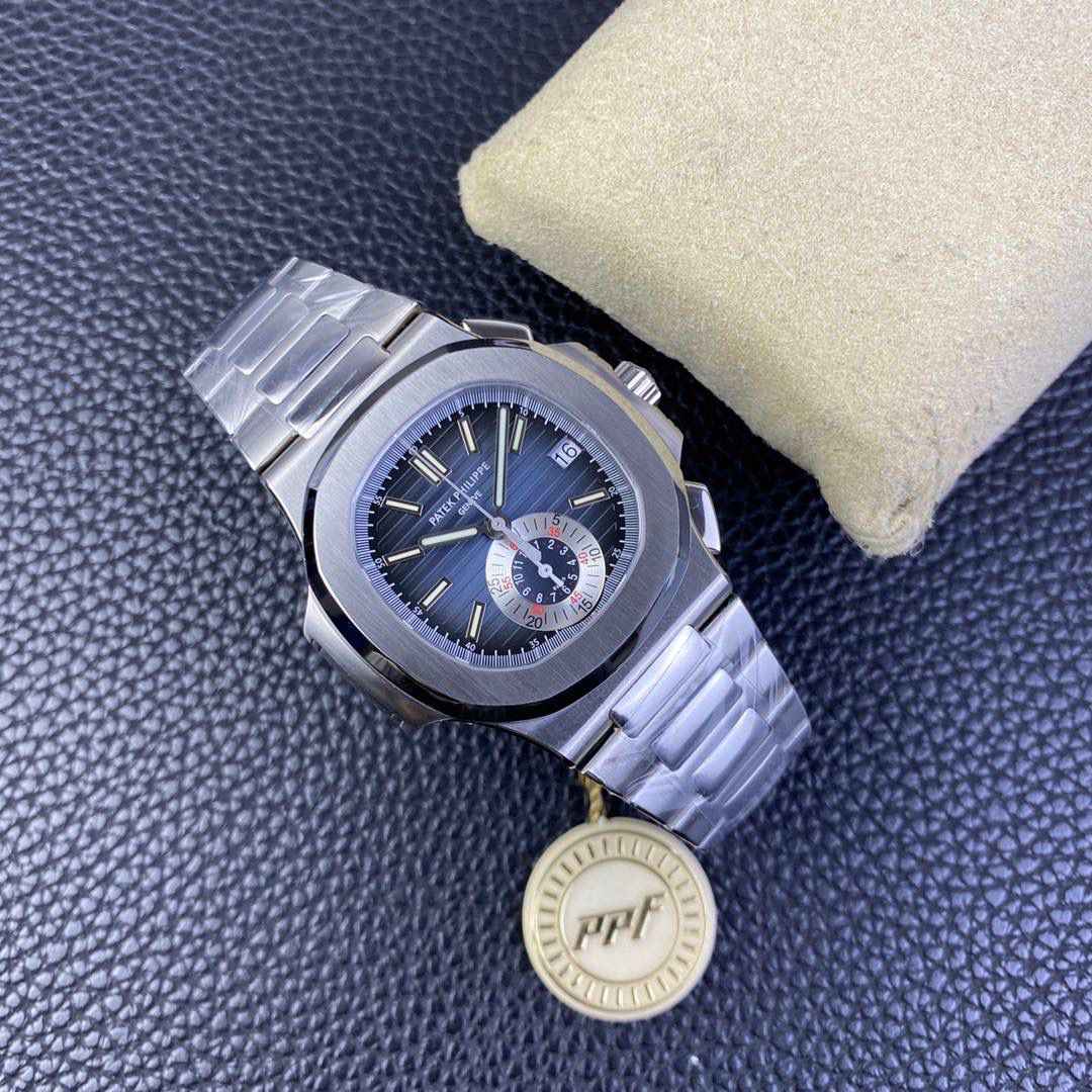 百达翡丽5980系列！ 表径40.5MM最佳舒适佩戴尺寸，标识性的鹦鹉螺精钢表壳打磨精致，正面拉丝处理。 华丽的表盘，灵感来自第一只百达翡丽Nautilus的表盘颜色。但具有更丰富的色调。位于6点钟位置的单计数器计时码表实际上就像在手表内部装有另一只手表。读取经过的时间再简单不过了，因为小时和分钟是在一个12小时的寄存器中计算的。3点位置的日期孔完善了表盘的设计。 PPF自研百达翡丽计时机芯CH 28-520，由327个特别完成的零件，35个珠宝和13个桥组成。机芯在完全缠绕时以28,800vph的频率跳动时可提供超长的动力储备，机械美感通过蓝宝石背透后盖一览无遗。 表带手链结构完美坚固，具有缎面磨砂和镜面抛光交替效果。纯粹的视觉享受，佩戴起来极为舒适，配备了Nautilus折叠式双折叠表扣，并配有翻盖锁，以提供额外的安全性。