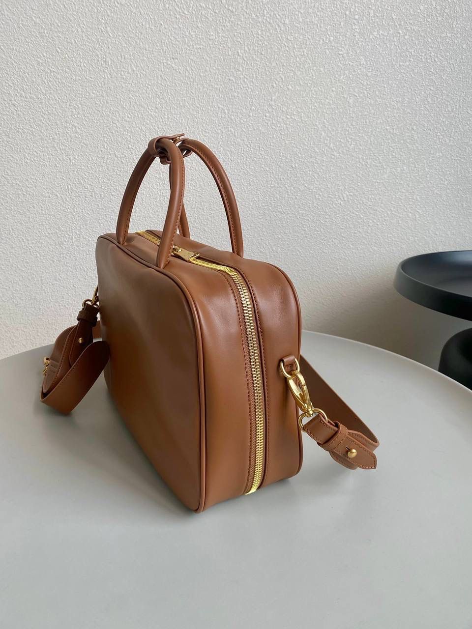 🈶焦糖色 | 肩带款 𝗠𝗶𝘂𝗠𝗶𝘂23秋冬公文包 比经典老款多了一条长肩带 斜挎手拎更加实用，直接翻红啦！！ 看似一样，实际尺寸上有轻微小改 但差异不大，整体也比老款要薄一点 斜挎起来更有轻盈感，不会显得太笨重 近两年miu水涨船高，爆款制造机 出什么火什么，杀疯了已经，都去冲 一整个甜酷少女感路线，赢麻了！！ 23×34×10cm，#F0020m