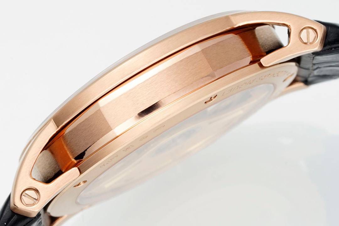 🚀新品CODE15210 系列 爱彼CODE 11.59系列蓝盘大三针自动上弦腕表，表壳直径为41毫米，这一尺寸的设定使得这枚腕表同时适合男士与女士佩戴。与此同时，表壳八角形与圆形融合的设计也让这一系列从一般的圆形表壳腕表中脱颖而出。 根据原版设计，圆形表壳内嵌入八边形中间件，镂空表耳顶部通过焊接固定于超薄表圈上，表耳底部巧妙地与表背构成完美衔接。表圈、表耳和表壳均经过缎面拉丝、斜面倒角与抛光处理。表壳厚度为10.7毫米，可以轻松的塞进衬衣的袖口中。💯🔥