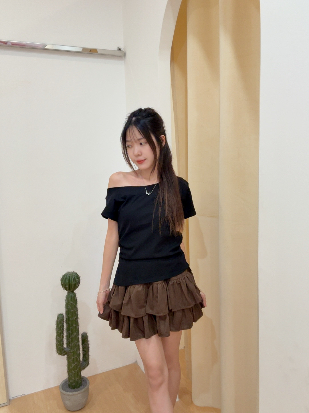 斜肩褶皱侧开叉修身上衣 R2716