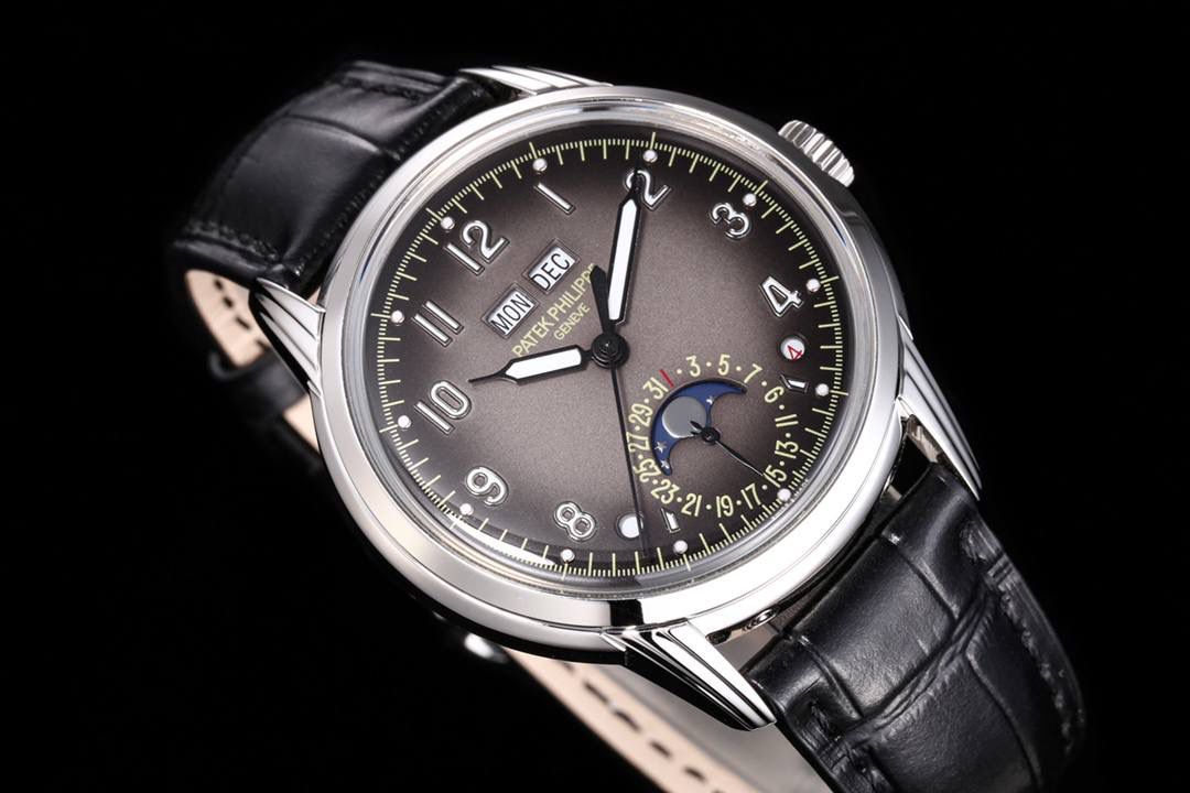 KR工厂耗时三年 打造顶级经典百达翡丽5320G-001超级复杂功能时计 40毫米一体冲压成型的双层式精钢表壳。 ①表盘边缘刻印有密分秒数刻度，配金质超强夜光阿拉伯数字 ② 时分针原版开模以巴顿式设计为基础，配以尖长的针尖，特色造型呼应1950年代Ref.1463计时码表的指针 ③表盘6点位置月相显示及日期 ④4点位置为闰年显示， 8点位置为日/夜24小时显示。注：非市场假功能版本。上面两位置功能为星期各月份 。 所有功能均有全真功能。⑤搭载KR独家324 S Q自动上链机芯 无论外观或是性能都是一丝不苟 完美的控制了表头厚度。 KR不惜重本，所有功能厚度全力还原如官网同步真功能！！！ 欢迎各大表友品鉴！！！