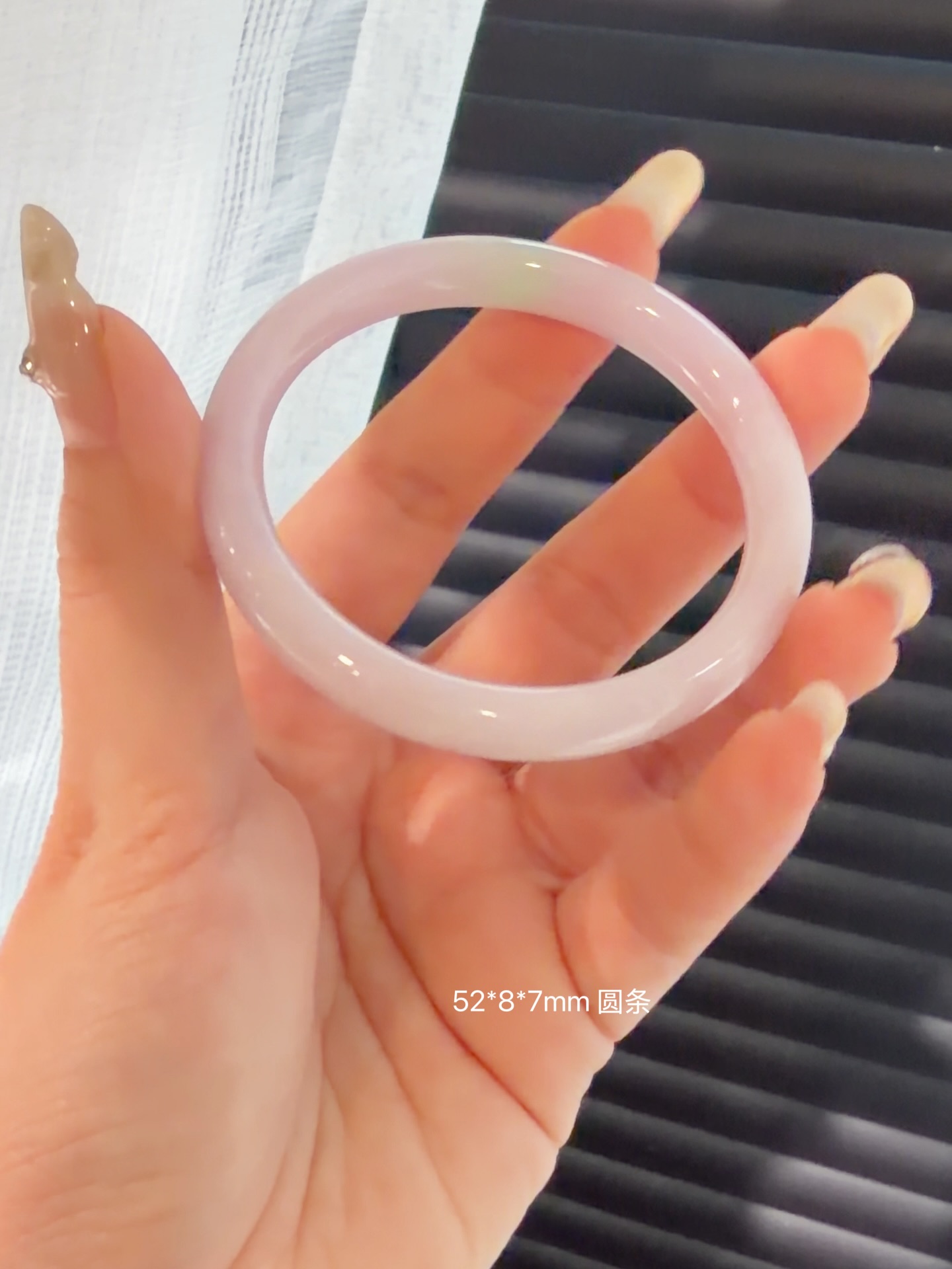 ✨ 马来西亚现货 ✨精品手镯 · 实物更美52圆条 粉冰胶条 翡翠手镯 ，适合52-54圈口的小手们💎 尺寸圈口：52mm ｜ 宽度：7mm ｜ 厚度：8mm💰Rm2280.00📄 附权威证书🕊 支持鉴赏期🌍 全球配送喜欢的宝宝欢迎 DM 💌先到先得，不留#马来西亚翡翠 #怡保 #吉隆坡 #新山 #新加坡
