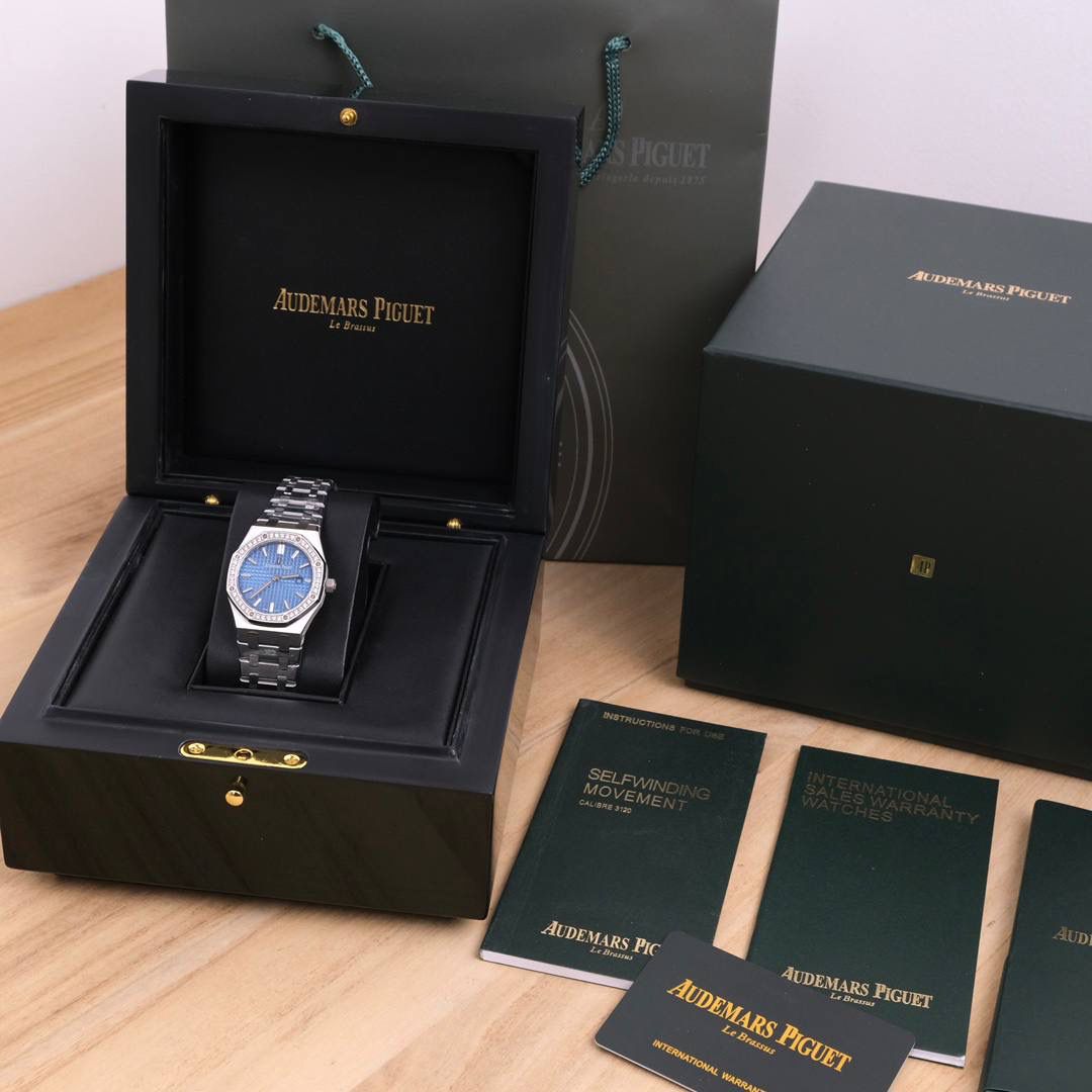 爱彼皇家橡树系列女士腕表 33mm 蓝色格纹表盘 镶钻表圈