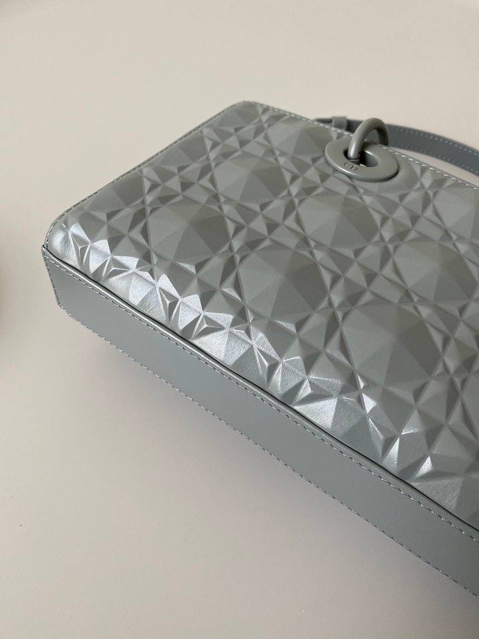 钻石灰🩶 𝗗𝗶𝗼𝗿 𝗗-𝗝𝗼𝘆 𝗯𝗮𝗴 时尚果然就是轮回，回归了一把中古戴妃 特殊处理的哑光牛皮钻石藤格纹，八个切割面挺括有型，全套磨砂材质五金，长方包形短链条➕细长肩带直接封神！！ 复古时髦感超强，真是什么场合都可以把住 绝对是lady中的天花板了，强势出圈啦姐妹们😎😍 26 x 13.5 x 5cm