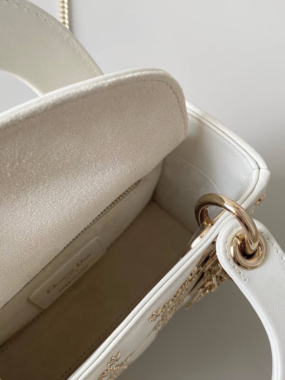 星星钉珠😍𝗗𝗜𝗢𝗥 𝗟𝗮𝗱𝘆三格"七夕限量款" 这季真的是神仙打架都不为过啊 整个包身有546颗小星星钉制藤格图案🌟 还增加了一个星星吊饰呼应，细节太绝了 白色梦幻般像漫天繁星，美得让人心醉 非常重工的一只，每颗星星都有相应位置 必须纯手工制作完成，珍稀产量，先下手为强！ 17×15×7cm