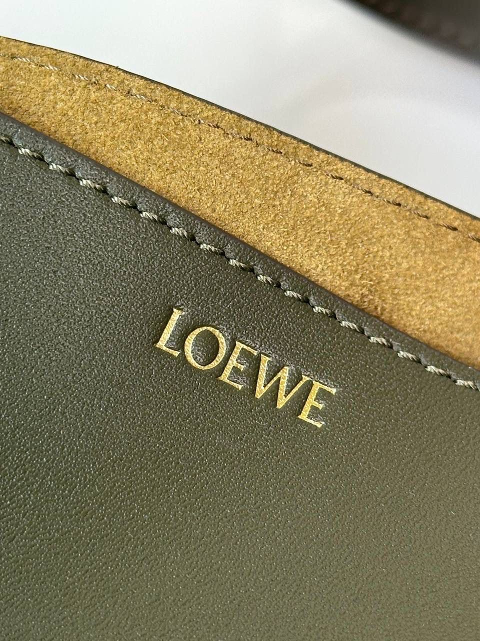 *𝐏𝐮𝐳𝐳𝐥𝐞 𝐅𝐨𝐥𝐝折叠手袋👜* ——全新【𝗡𝗘𝗪】升级‼️ 延续经典𝙋𝙪𝙯𝙯𝙡𝙚的标志性几何裁剪设计，新晋顶流🅰️𝙋𝙪𝙯𝙯𝙡𝙚 𝙁𝙤𝙡𝙚 𝙏𝙤𝙩𝙚以折纸包为灵感，升级成🉑完全折叠‼️的结构，立体与平面任意切换，出差旅行🧳必备单品。小牛皮材质轻且柔软，𝐌𝐢𝐧𝐢尺寸搭配一条可拆卸式肩带，手提，肩背，斜挎多样化背法✨ 尺寸：𝟏𝟔.𝟓-𝟗.𝟓-𝟐𝟎cm 款号：052322