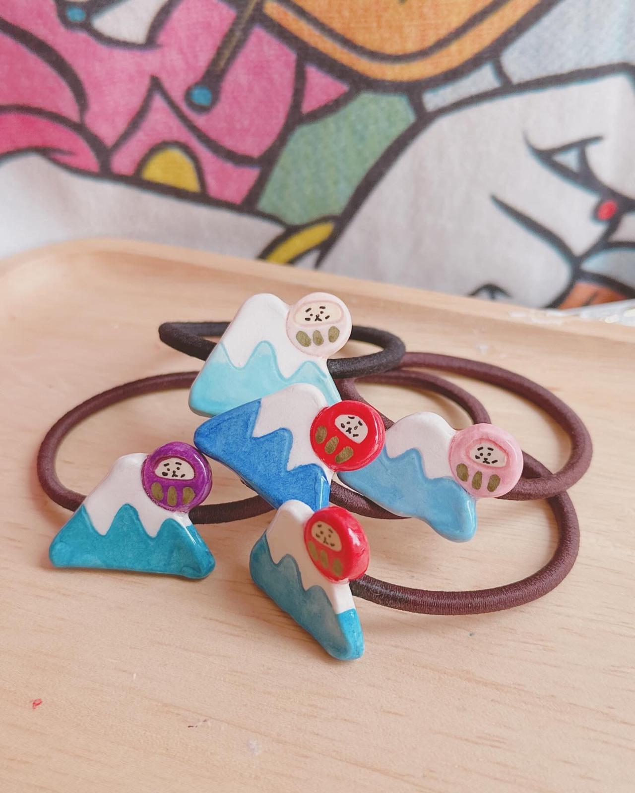 ᴿᵒˢᵉ ᵗⁱᵐᵉ ʰᵃⁿᵈᵐᵃᵈᵉ7️⃣週3月10-12日 日半價飾物 ｜ 手繪側達摩富士山髮圈