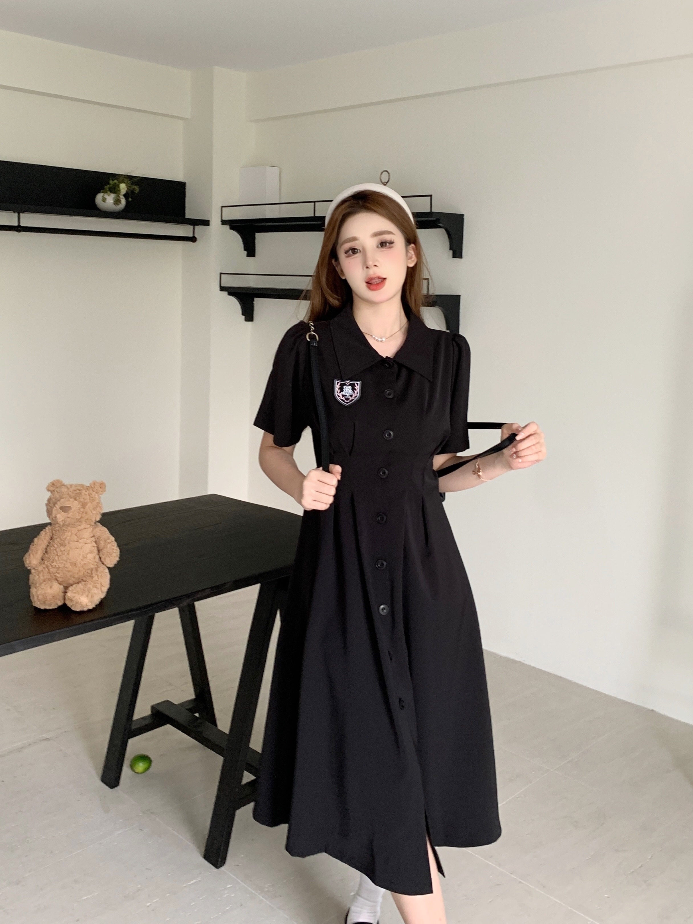 B240(1663) 韩版减龄皇牌LOGO翻领前排钮显瘦捏痕腰黑连身裙
