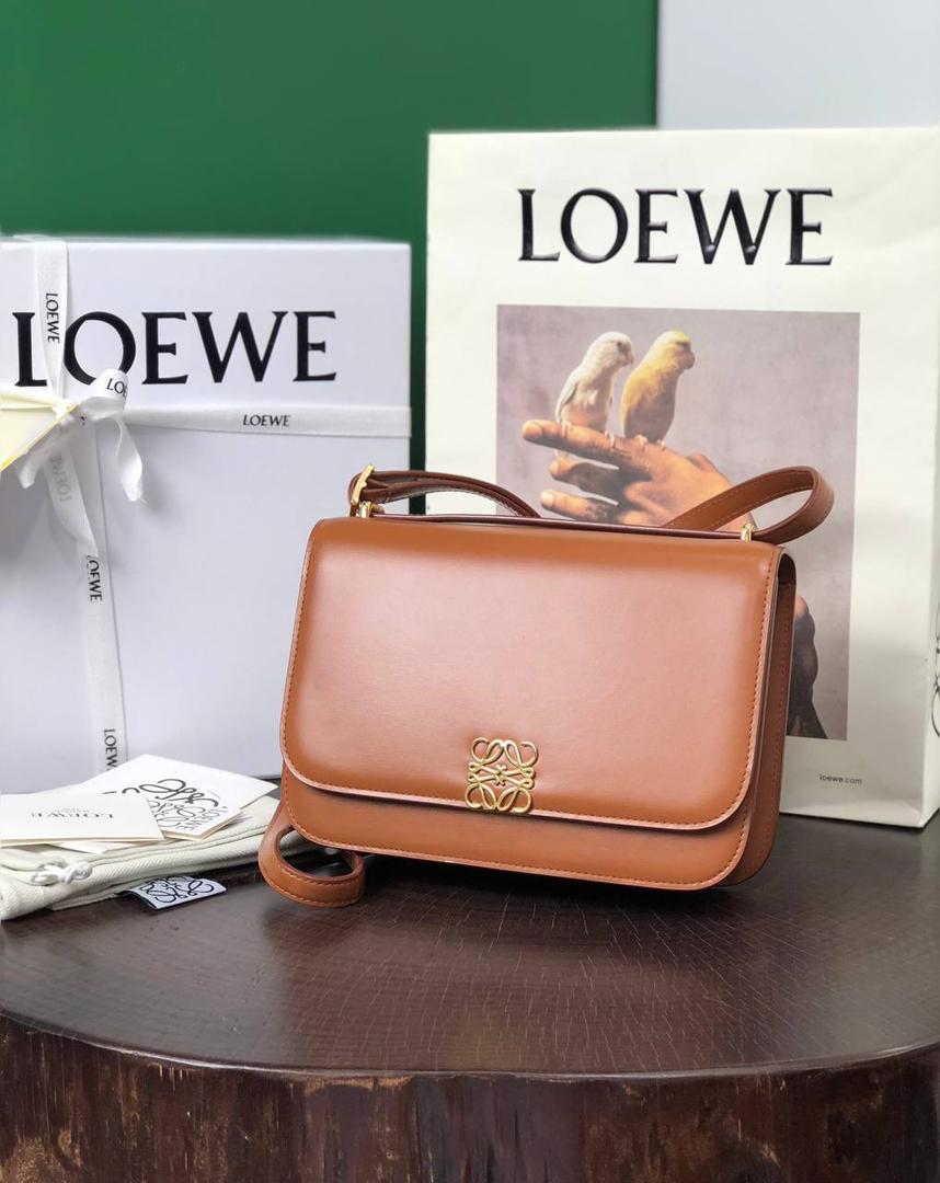 中号『 L0E💟WE GOYA 』 ⭐ 泫雅.周也.曾黎.虞书欣.宋茜.宋妍霏…众多明星同款哟～😘 ⭐能装，好搭，又不怕造 光滑丝绸牛皮革除了显高级外，上手如婴儿般肌肤娇嫩平滑，让你非常想保护她，呵护她呢～内饰细腻napa羊皮三隔层，贴心设计了暗扣和背面小侧袋，收纳方便➕安全感满分💯 ⭐灰常匹配当下的极简风，难得是拥有一大票靓丽颜色，无论是优雅知性，还是我们活泼开朗的小仙女们，都可以闭眼入啦！想凹造型？想上班通勤？怎么用怎么挑，都不会错^_^ 一句话，若🈶️此包，前者皆可抛！ 就算吃土也要买下呀呀呀～～ 中号尺寸：23-15-6.5CM 型号：012121棕色