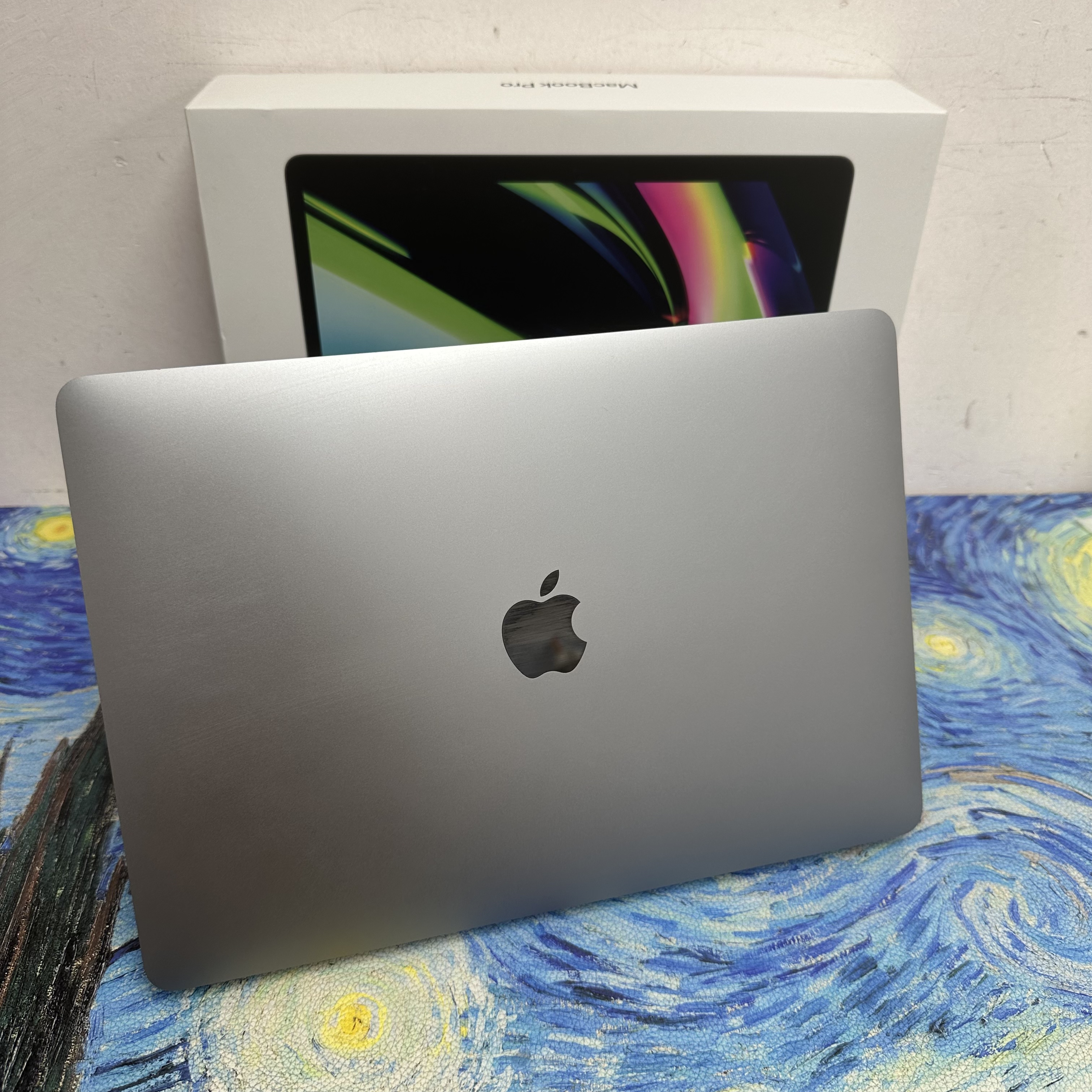 (M2 CPU MacBook Pro🔥）Apple MacBook Pro/APPLE Retina/M2 CPU/8GB Ram/512GB SSD/Touch ID/Touch Bar/13.3吋Mon/ Laptop / Notebook /文書機/ Movie / Netflix / Disney+ /