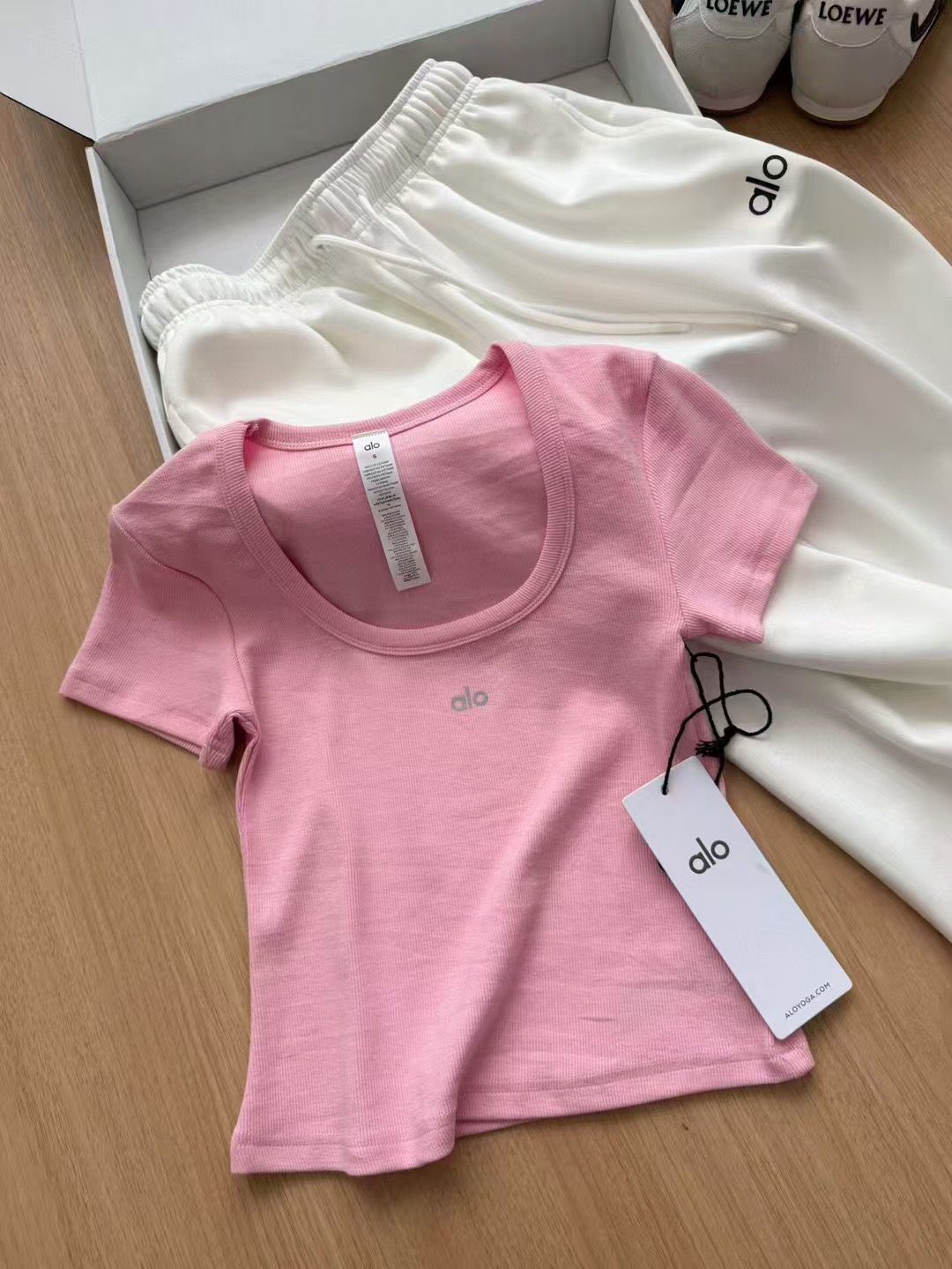 $85件。2件起$75件。Alo修身U領短袖