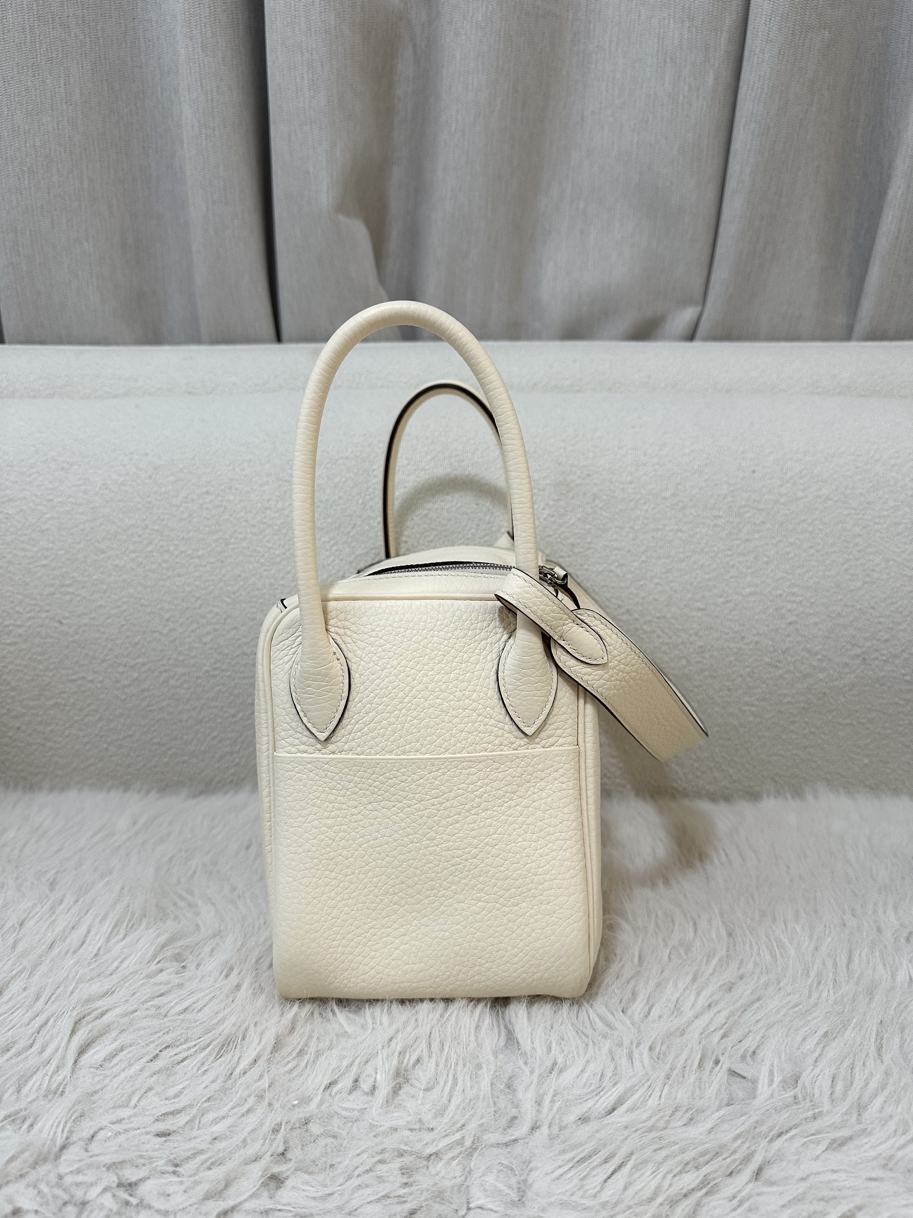 Pre-owned Hermes Lindy 26/ Stamp U/ Product Code: 26022118