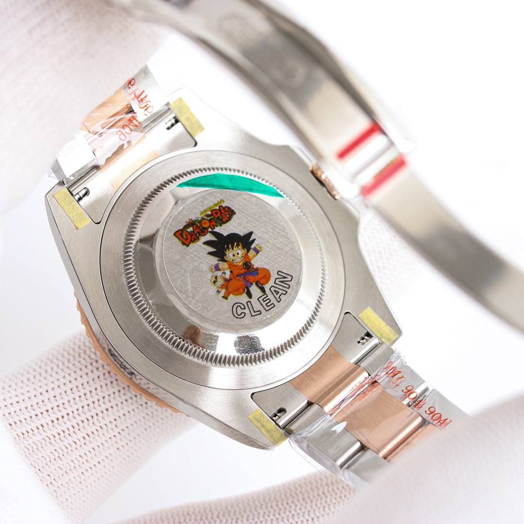 C厂 劳力士 ROLEX 超级复刻火爆来袭格林尼治ll（搭cal.3285原版一体机）🎮 EA1 1、机芯3186/3285采用是一体机芯蓝游丝和原版同样通过调试时针快跳调整日历的功能瞬跳，和原版一样的GMT双时区表针在底部时针上面的第二层，由下到上的顺序为：时针-双时区针-分钟-秒钟。 2、指针；升级电镀白金在任何角度都可以看见其光泽感 采用特殊针尖工艺 确保与原装一致夜光粉选用瑞士进口蓝绿夜光填充完美还原夜光效果 🎮 3、表盘；原装开模 立体印刷 电镀白金 中心轴下沉 日历下沉 字体大小与颜色同原装完全一致包括条丁四角的打磨 12字位火山口打磨都做到了高度一致 4、圈口；此款表的灵魂所在 也是本厂花费大量时间与精力的地方 每一次的烧制都是一次进步 本厂圈口一体成型高精密陶瓷圈色差也是必须降到最低 深蓝黑圈/红蓝圈/黑圈/真陶瓷均为白金填充，其颜色目前是最接近原装的 5、日历；新版劳力士日历采用新款勾4，本厂加以借鉴避开市场众多错误版本，日历的字体印刷相当清晰立体，放大十倍依旧清晰立体 无锯齿 6、表壳表带；选用904号钢材铸胚，在反复手工打磨成型，904钢密度小 耐腐蚀性强 防刮耐磨等优点。整体观感显现出低调上又奢侈感！🎮