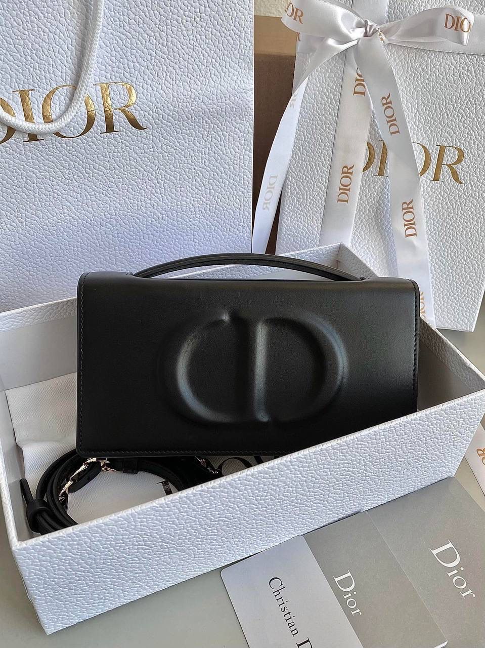 🈶全皮黑 𝗗𝗜𝗢𝗥 𝗦𝗶𝗴𝗻𝗮𝘁𝘂𝗿𝗲 链条手袋 全新系列一出直接萌翻天，很难不火 通常在金属包扣或链条装饰的CD字母 这次当了回主角，直接放大像极了猪鼻子 压印浮雕质感和字母的立体弧度，好高级 成了包身上一眼就能看到的重点元素 女生风格多面，包包更是如此 当一只小可爱不仅可以斜挎单肩 还能拎着当手拿包，搭配丝巾腋下背 基本就已经被拿捏住了！！ 翻盖开合像个小盒子，日常通勤容量OK 21×11×5cm，#8133m