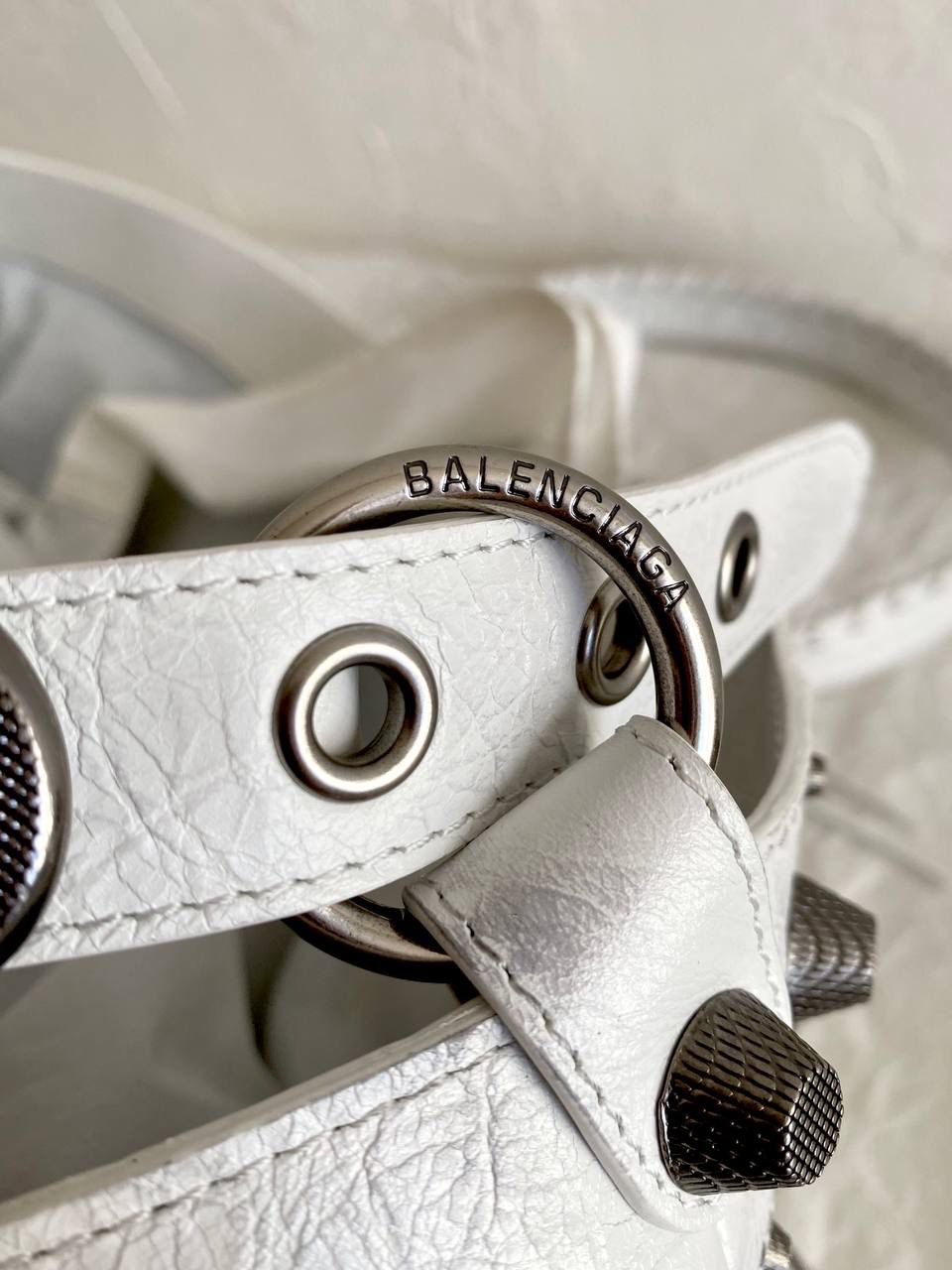 ba1enciaga neo cagole xl plus 油蜡白银🤍 机车包衍生新款，超级好看！ 这只包有三种背法 除了常规的斜挎➕手提 里面还加了一层尼龙布料肩带 直接变成一个大托特！ 14寸的电脑咱说放就放😌 随性松垮的包型，时髦精的tote就它了 机车包最看中的就是整个包的皮料 我们家一直都是安排的原厂皮 皮料一定要软且皱，才做得出zp的慵懒感 46.5×30×13cm791601m