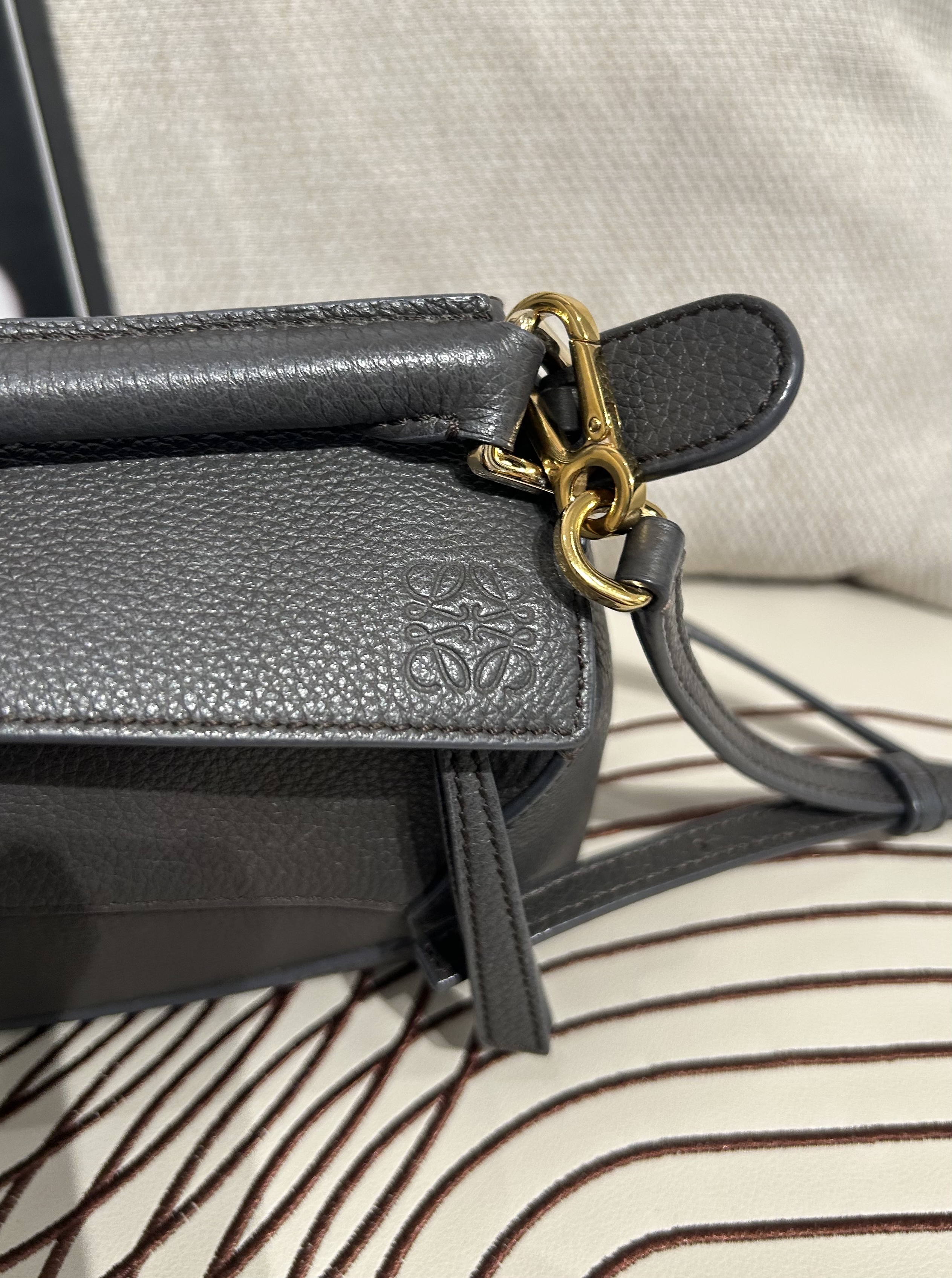 Loewe Puzzle Edge Mini 粒粒牛皮 100%Authentic, 98%New ✅Dust bag✅booklet✅肩帶