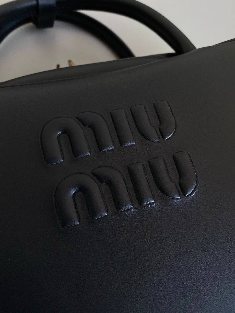 🈶黑色 | 肩带款 𝗠𝗶𝘂𝗠𝗶𝘂23秋冬公文包 比经典老款多了一条长肩带 斜挎手拎更加实用，直接翻红啦！！ 看似一样，实际尺寸上有轻微小改 但差异不大，整体也比老款要薄一点 斜挎起来更有轻盈感，不会显得太笨重 近两年miu水涨船高，爆款制造机 出什么火什么，杀疯了已经，都去冲 一整个甜酷少女感路线，赢麻了！！ 23×34×10cm，#F0020m