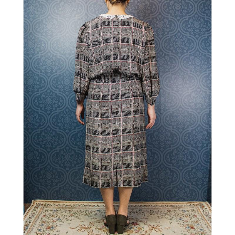 VIntage Lonac Original Plaid Pattern with Lace Collar Day Dress- Plus size (Mu102-9)