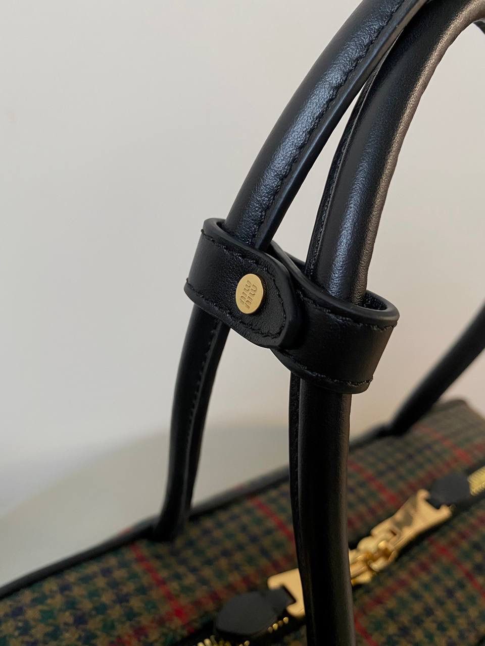 🈶橄榄绿·格子呢 𝗠𝗶𝘂𝗠𝗶𝘂公文包 | 大爆款 百年经典千鸟格👀康康谁还没有 爱上miu的快乐，就是不断创新 不断惊喜 公文包造型从纯色到拼皮 帆布 麂皮再到千鸟格 每一版都能打 能爆，真的杀疯了 34×23×10cm，#F0020m