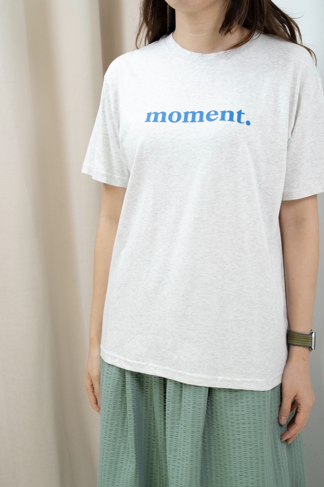 Moment 文字軟彈Tee（淺花灰色）