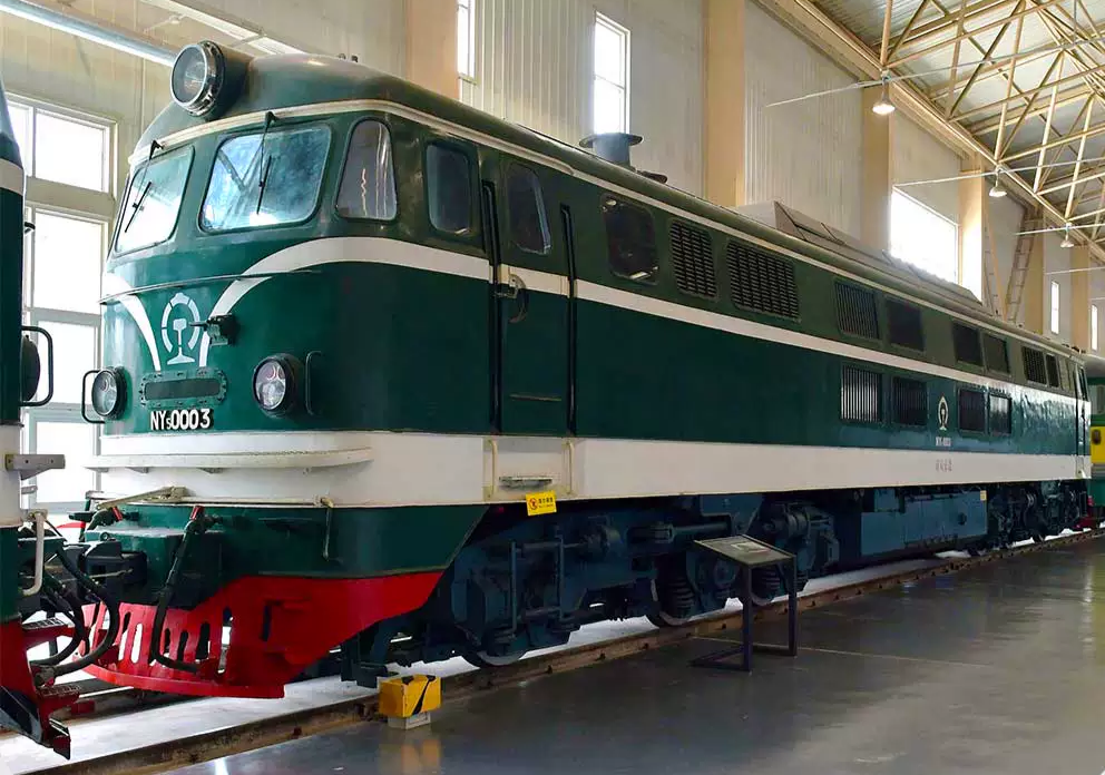 中國長嗚進口型內燃機車  NY5-0001 綠色 N比例1：160