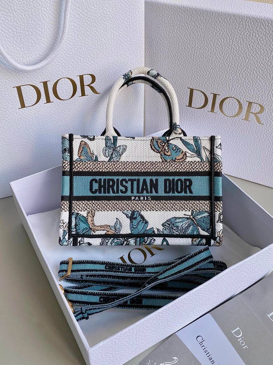 🈶蓝色蝴蝶迷你 𝗖𝗗 𝗕𝗼𝗼𝗸 𝗧𝗼𝘁𝗲 24圣诞限定🎄 圣诞季这一波𝗗𝗜𝗢𝗥真的稳赢 浪漫的蝴蝶刺绣 象征着自由和转变 高级的配色 精致的造型与细节设计，无不透露出一种温柔而魔法般的美感🎀❤️‍🔥 呜呜真的太好看了，姐妹们必冲！ 21.5×13×7.5cm