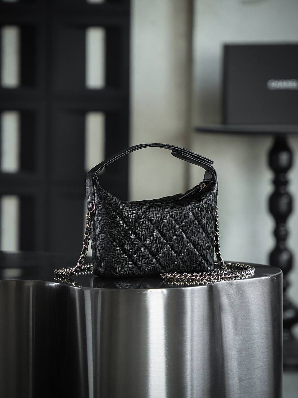 25C飯盒包鑒定版👜 一包一碼 支持全球鑒定查驗身份證原廠專G Haas皮料過關清單資料可査詢 手提飯盒包是這季25C的早春爆款 很實用日常的一隻包 爆款是有原因滴 因為好看又能裝 少見的鏈條居然還能拆卸，還可以肩背或者手拿。 五金：厚镀14k五金 皮料：Hass中球小牛皮 尺寸：21.5*19*6cm