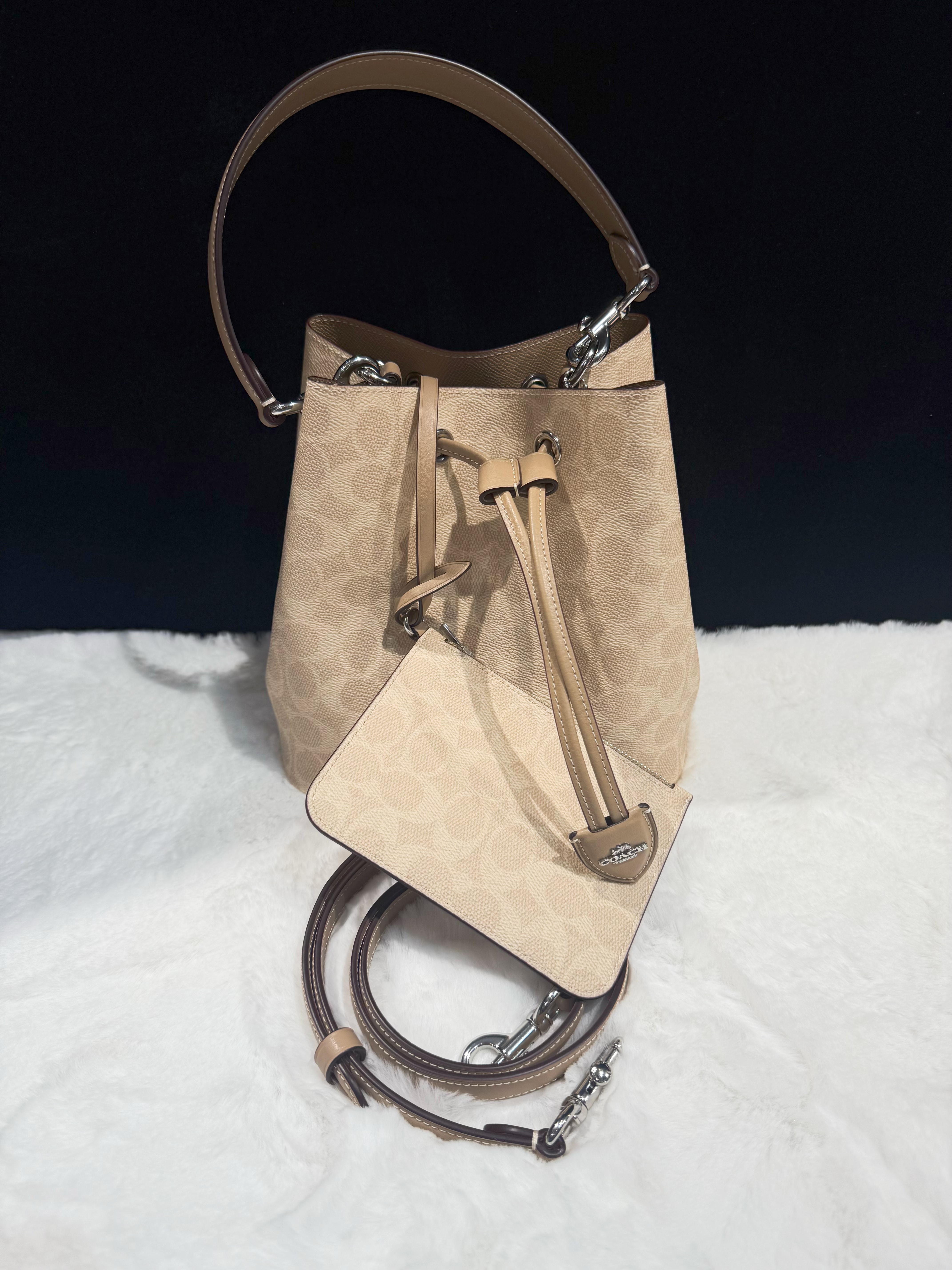 Coach Rowan bucket milk tea/m