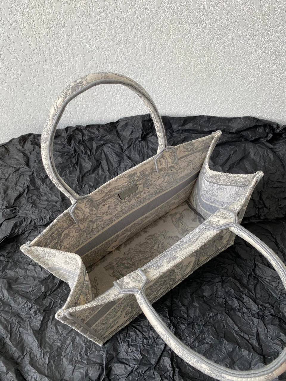 🈶灰老虎，中号 𝗖𝗗 𝗕𝗼𝗼𝗸 𝘁𝗼𝘁𝗲丛林系列购物袋 全手工立体刺绣 凹凸有致 浓厚的复古艺术气息简直是行走的艺术品 🤍 超大容量更是吹爆它 ‼️ 特别适合想把整个家带出门的姑娘 妈咪袋 公文包 旅行出游好帮手 🤟🏻❤️‍🔥 时髦精凹造型必须拥有 36×27×16cm