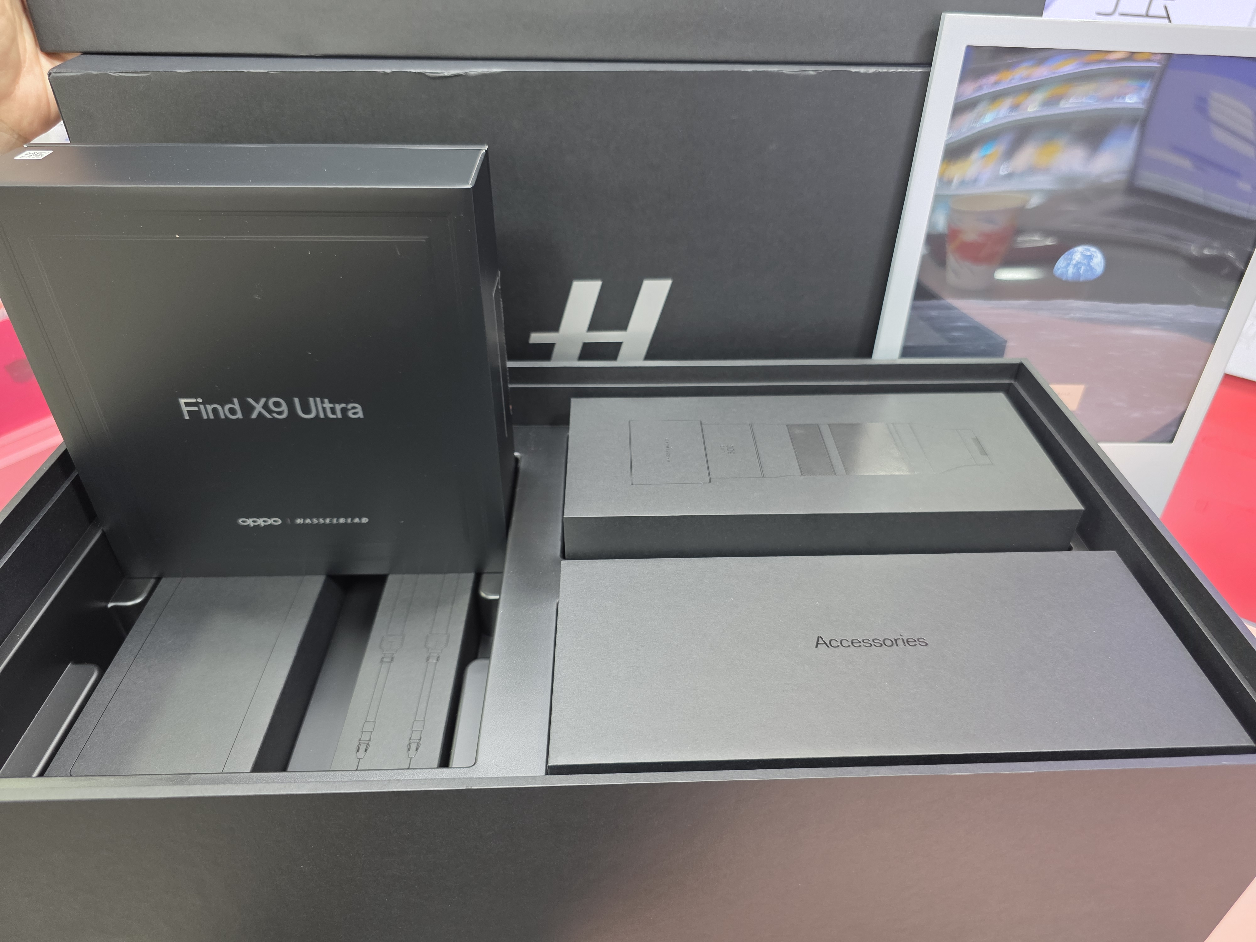OPPO Find X9 Ultra Hasselblad Earth Explorer Master Set