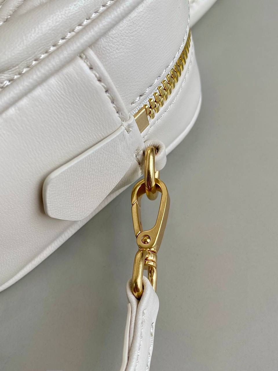 🈶白色小号， 𝗠𝗶𝘂𝗠𝗶𝘂褶皱保龄球小方包 火爆全网都不用多说，人手一只的程度 我们用的是进口小羊皮！非国产皮料 肉眼可见的细腻，软软糯糯触感非常好！ 他家经典独特的褶皱工艺，是要有一定厚度 底料太薄了都做不出它的饱满和弹性 更不是市场通货干瘪瘪的褶皱，实在太假 我们新合作的老师傅在这细节上扣的很认真 一缕一折都有zp的神韵，且做到对版！！ 追求高品质的来🔥⚡️ 13×19×6m #F0012m