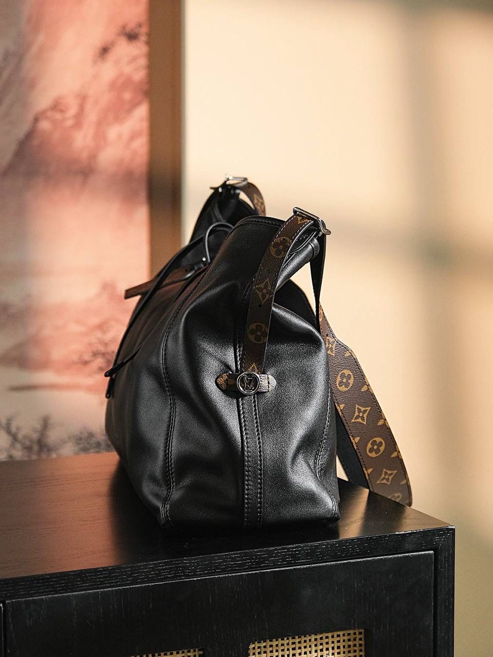 𝐂𝐀𝐑𝐑𝐘𝐀𝐋𝐋 𝐃𝐀𝐑𝐊中号👜✨ ↘爆款𝐶𝑎𝑟𝑟𝑦𝑎𝑙𝑙 𝐷𝑎𝑟𝑘黑武士，强烈推荐闭眼入！ 羊皮面料搭配着老花肩带点缀，简直又是新宠大爆款， 慵懒随性感轻松拿捏🤏🏻 上市后一直处于一个断货王的存在！ 五金材质：电镀纯钢五金 皮料材质：法国进口小羊皮 尺寸详情：𝟑𝟗*𝟑𝟎*𝟏𝟓cm