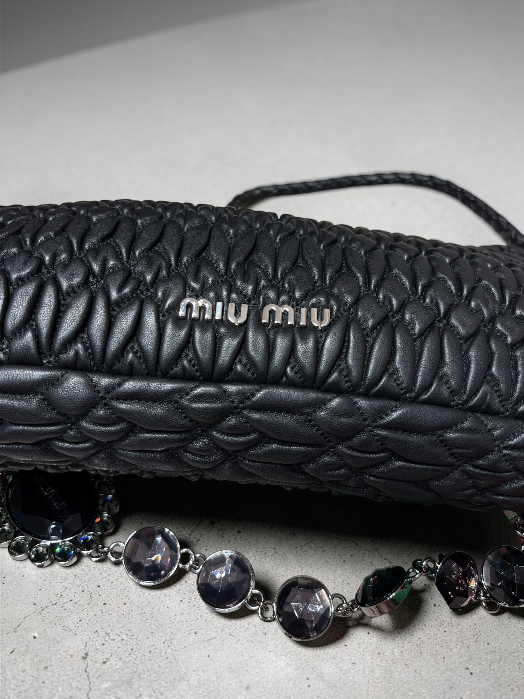 Miu miu shoulder bag  100%Authentic,95%new ✅dust bag   Size: W28*H14*D4cm