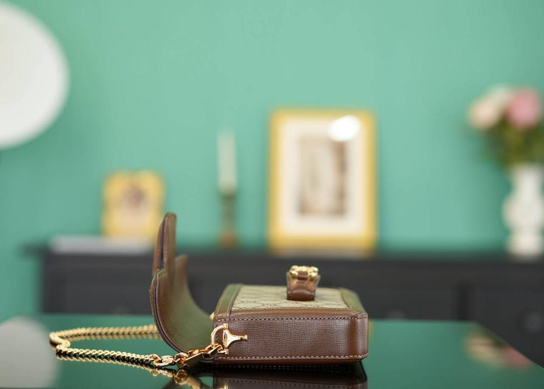 🥯Gucci Horsebit 1955系列迷你手袋 棕色 22cm (原厂皮全铜五金) 正品售价¥12.000 标志性的金属马衔扣搭配经典双G图案 把复古时髦感拿捏得恰到好处 新款的1955二合一马鞍包 包身轻便，且配有一个MINI卡包 主打一个精致便携~ 官方款号 752002 尺寸：21.5x12.5x3cm