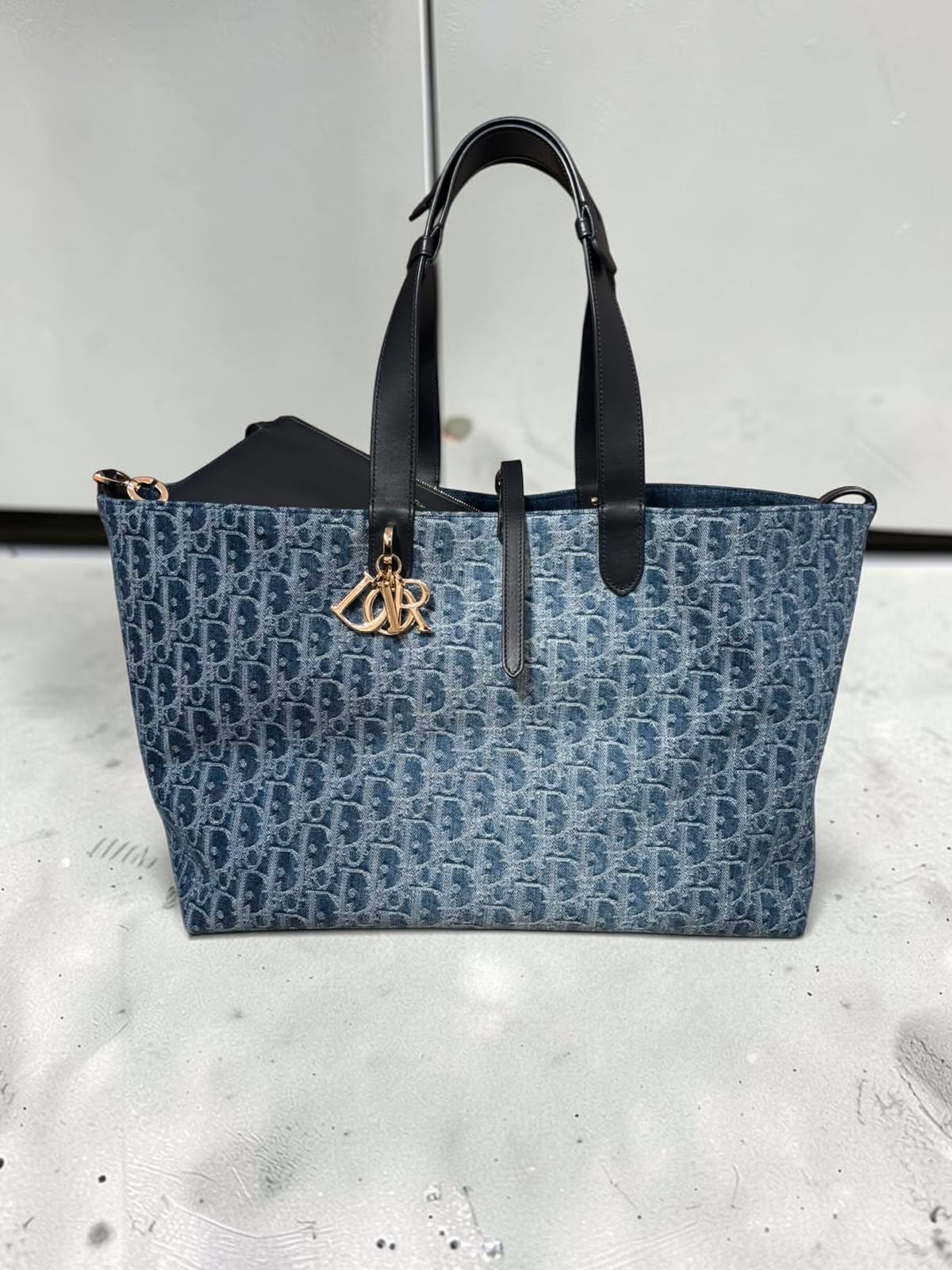 Dior Toujours large denim 牛仔布shoulder bag 2way bag  100%Authentic, 98%new ✅certificate ✅Zip pouch✅dust bag