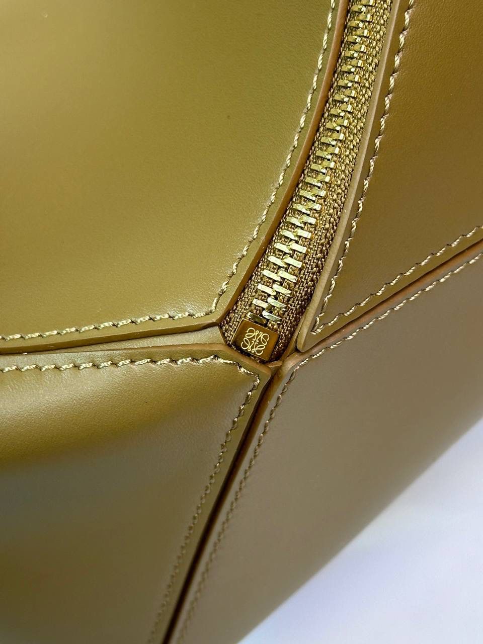 🅰️小号 𝗣𝘂𝘇𝘇𝗹𝗲最新版本❤️ ——（缎面/织带款） ✅经典拼图系列，不规则立体几何设计，最具辨识度的立体廓形和几何美学，顶级进口小牛皮搭配德国沙菲线，独家定制五金，𝗬𝗞𝗞拉链拉头 ✅容量超大，颜值高，四季百搭，新款自带可拆卸𝗟𝗢𝗘𝗪𝗘织带宽肩带‼️ 尺寸：𝟐𝟒-𝟏𝟎.𝟓-𝟏𝟔.𝟓𝐜𝐦 款号：061609织带款橡木棕