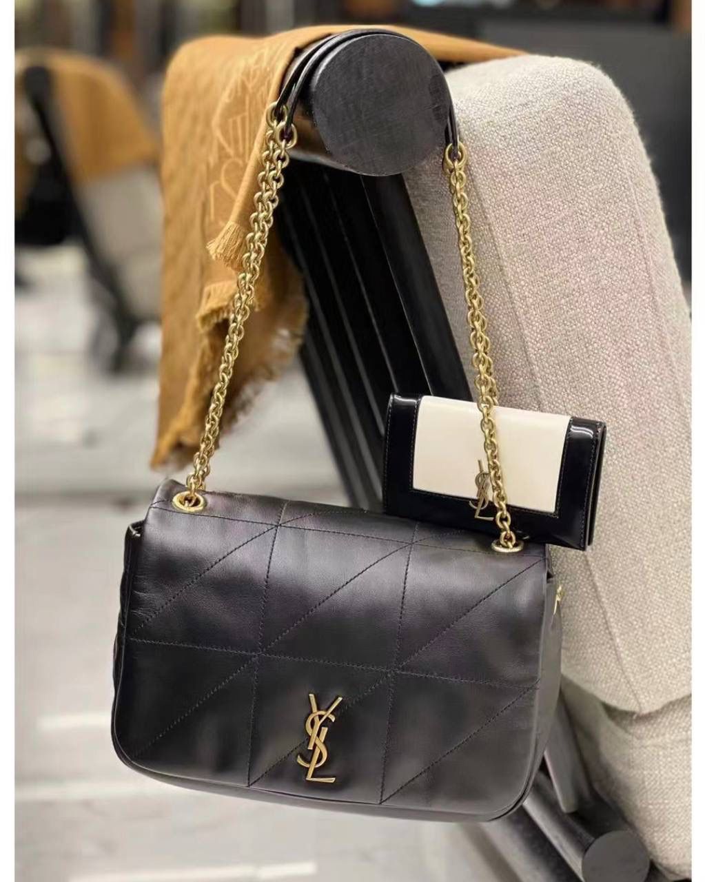 ys1 jamie羊皮链条包小号黑色🖤 比起大号，小号是更日常的小可爱 他们家的包基本都是用的小羊皮 小羊皮和皮肤接触的质感真的不是其他皮可以比的 非常柔软，非常舒服 我觉得翻盖包比拉链包要好用 一翻一盖一取一放，行云流水 小号的尺寸完全是按照黄金比例来的 不挑身高身形，真正的优雅且大方～ 我们家没有zp真的不可能会开发 品质你们看对比图就好 代购级可不是说说而已哟！ 25×16×7cm763475m