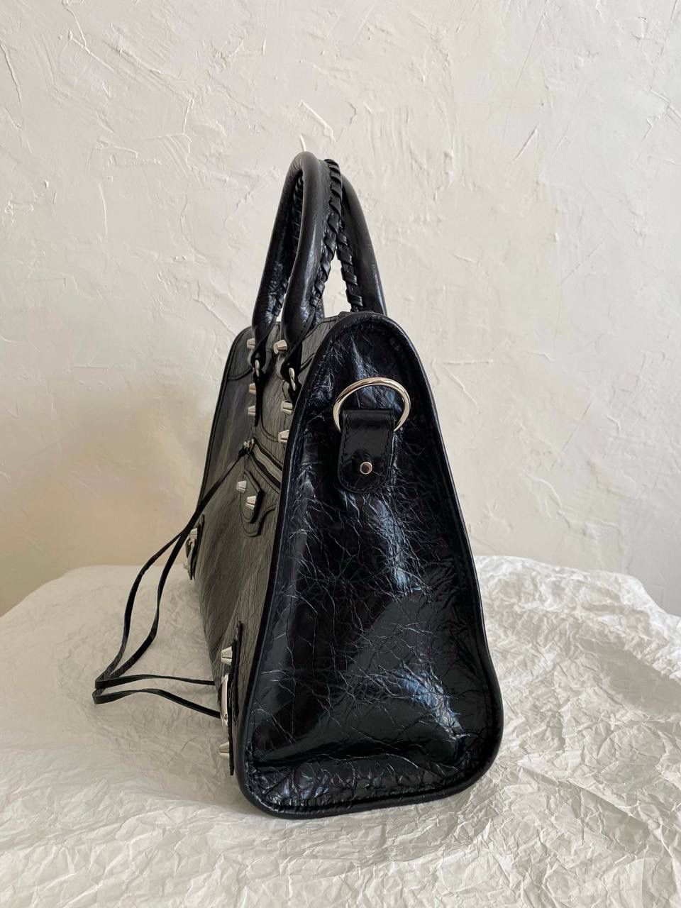 爆款🔥再次回货❗️ ba1enciaga lie city机车包中号 黑银🖤 24款比中古款有几处变化 肩带变得更干净利落，不累赘 底部的铆钉也去了，也是可以给包身减重 拉牌也全都换成了流苏～显得更流浪不羁了 机车包最有灵魂的就是它的皮料 皮纹够丰富，皮质够柔韧 一定要用原厂皮才能做出最高的还原度 认准我们家，只做原厂皮⚠️ 38.5×24×13.5cm797786m