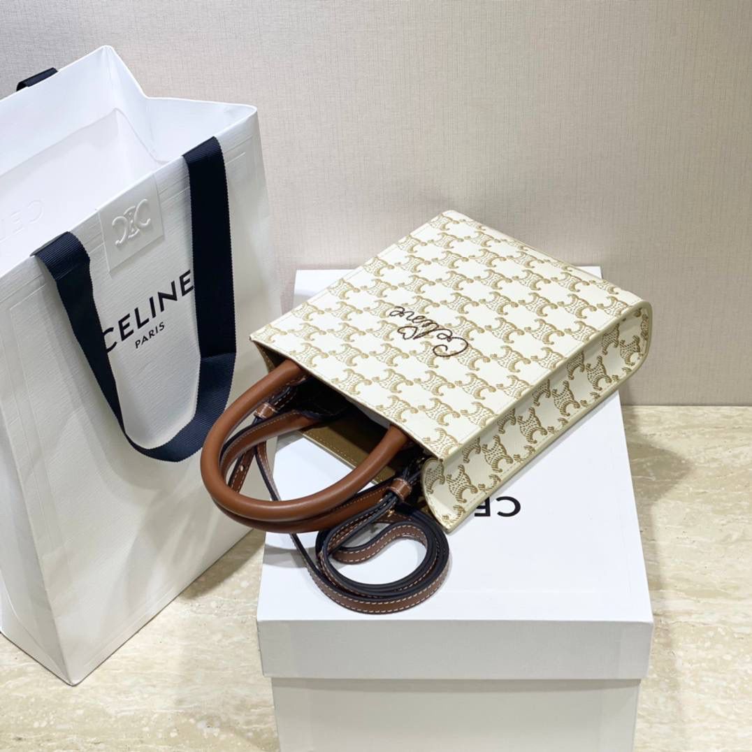 🔥大货实拍图 𝗖𝗘𝗟𝗜𝗡𝗘 ♥ 𝗧𝗥𝗜𝗢𝗠𝗣𝗛𝗘 𝗖𝗔𝗕𝗔𝗦 𝗧𝗢𝗧𝗘 𝙘𝙚𝙡𝙞𝙣𝙚的爱心𝙡𝙤𝙜𝙤也太会了吧！直接俘虏我！实在是太会抢钱了！托特包的天花板🥇 型号：194372 尺寸：17*21*4cm